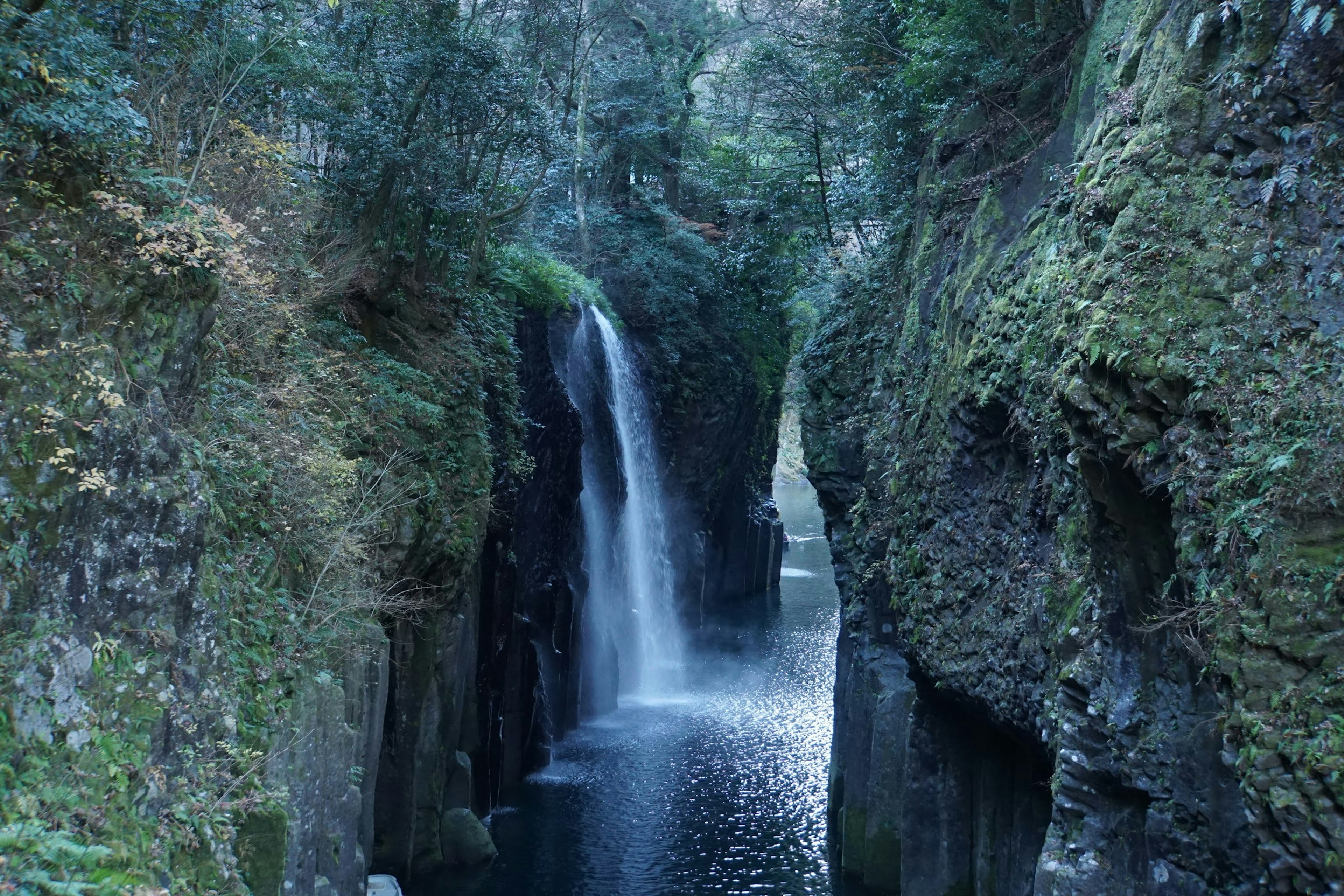 Une belle cascade se déversant dans un gorge verdoyante