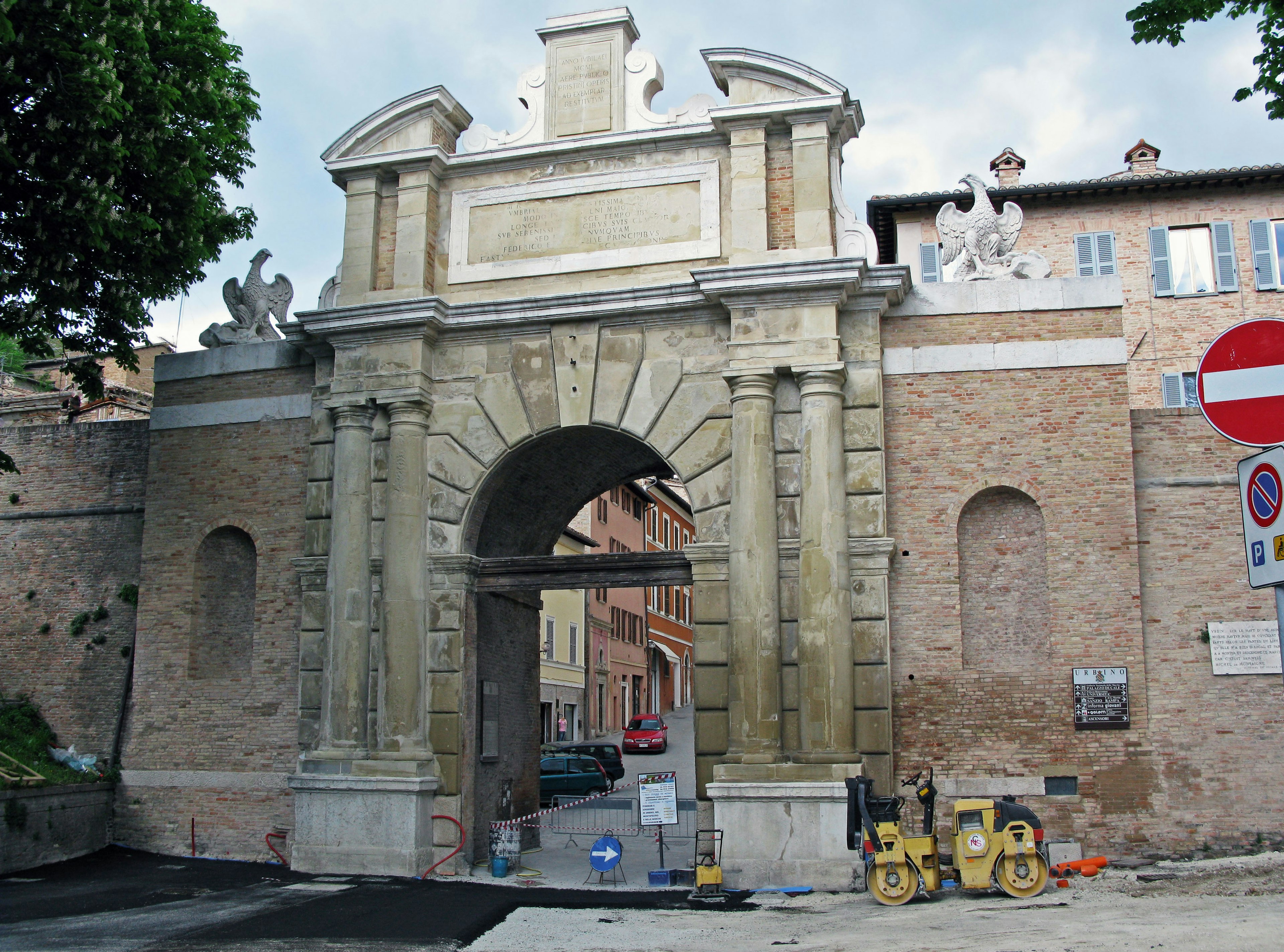 Antico ingresso ad arco con edifici circostanti