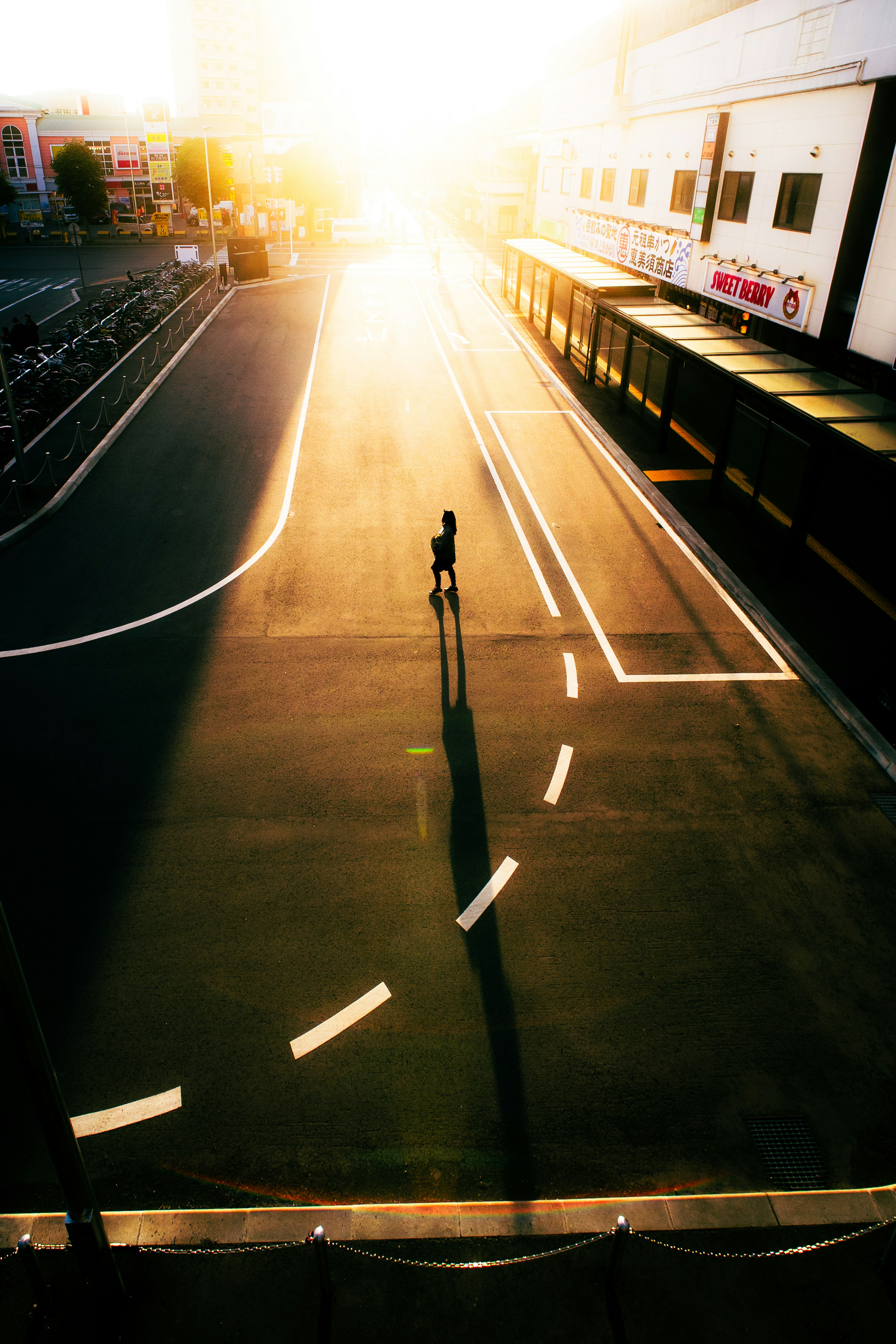 Una figura solitaria che cammina su una strada al tramonto