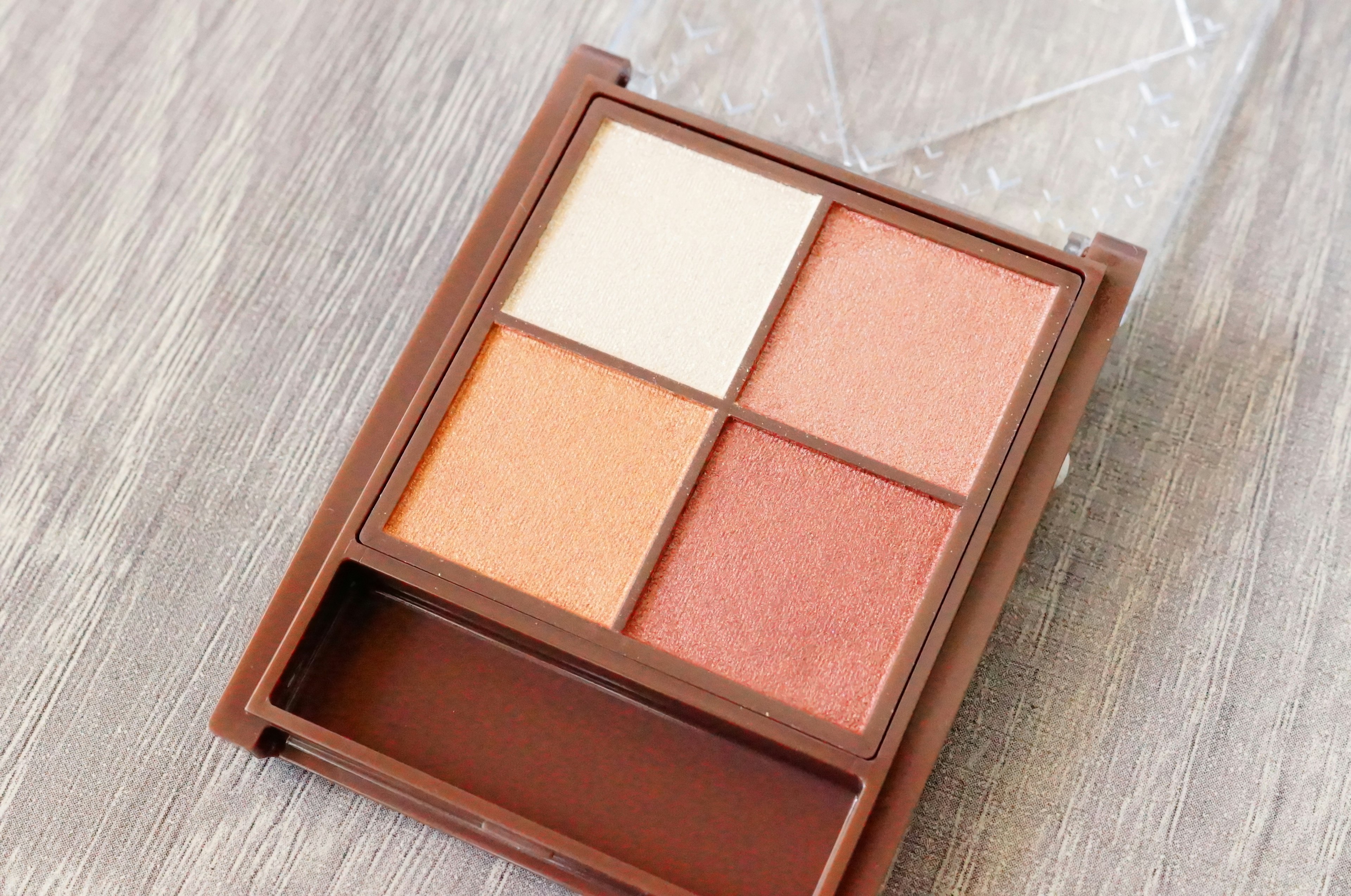 Palette brune avec quatre teintes de maquillage disposées