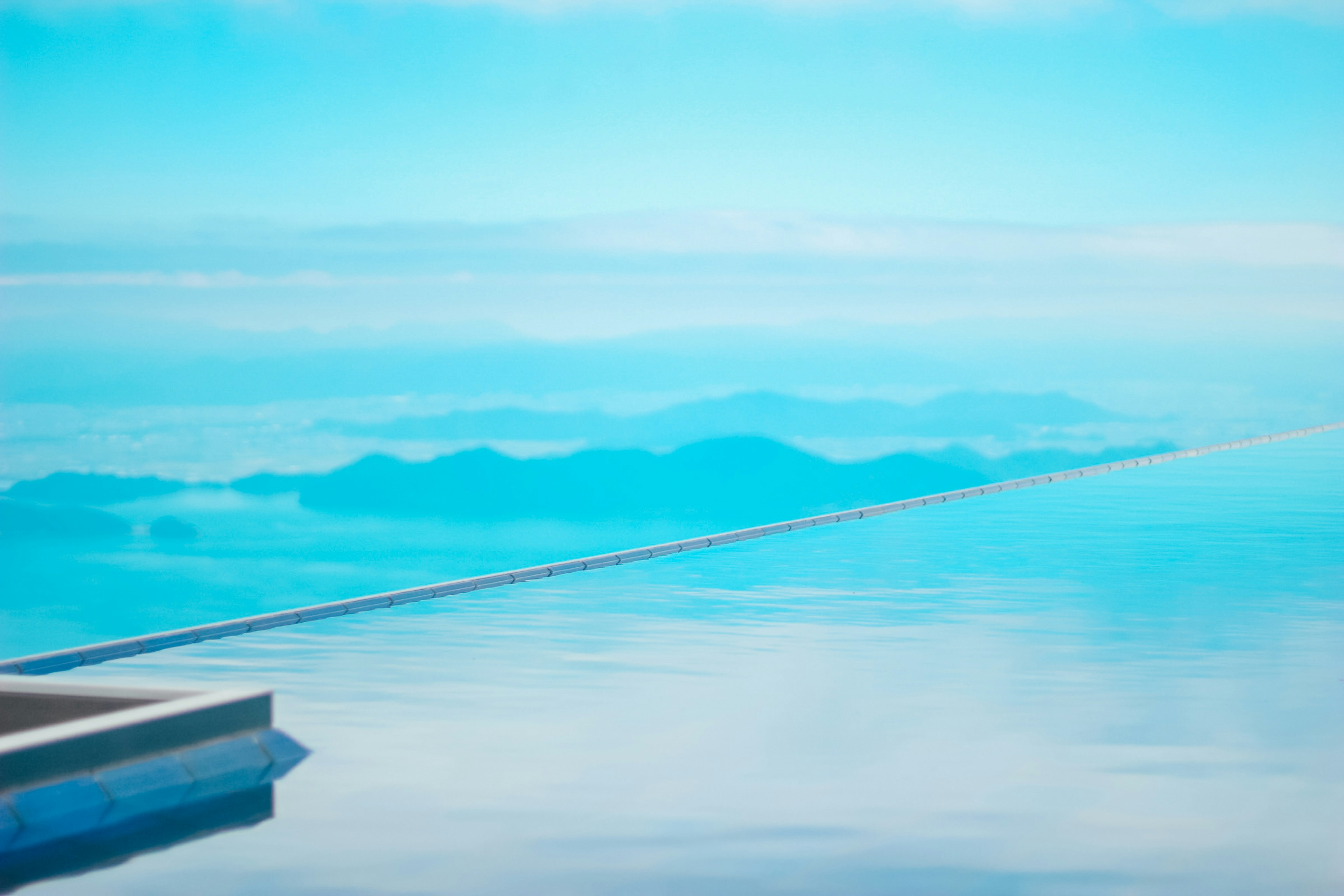 Paysage serein avec un ciel bleu se reflétant sur l'eau