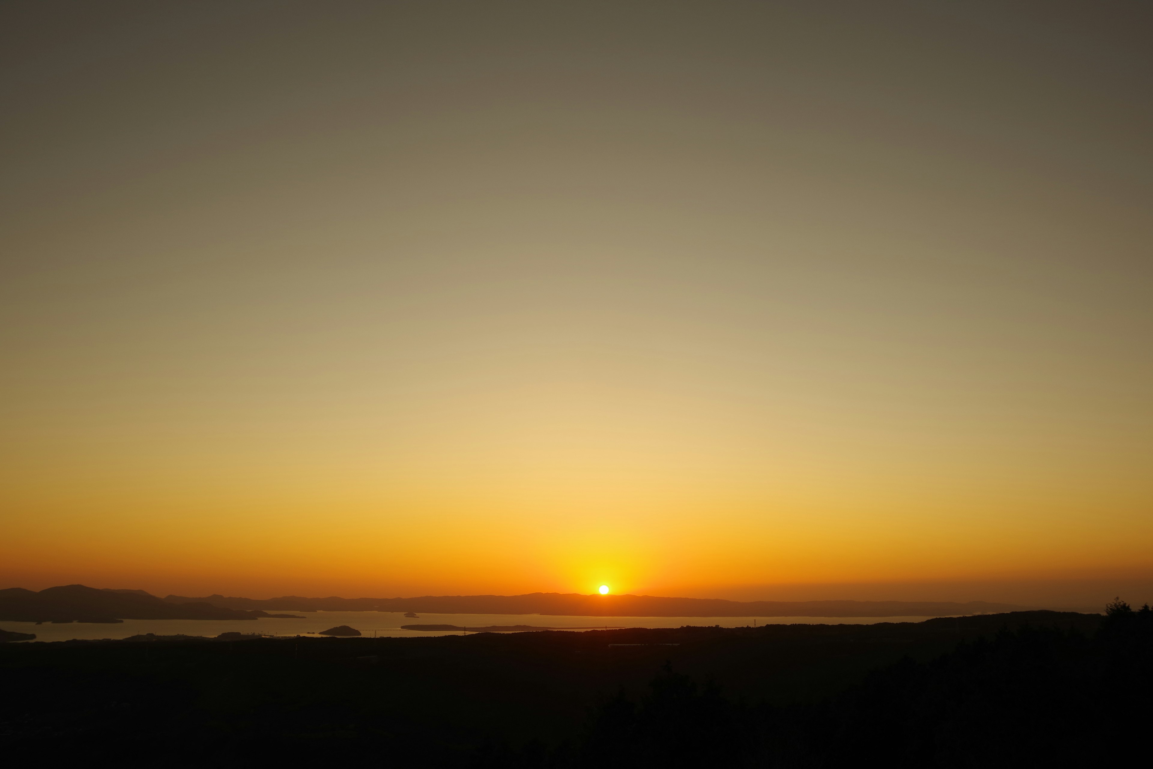 Beau paysage de coucher de soleil avec un dégradé d'orange et de jaune