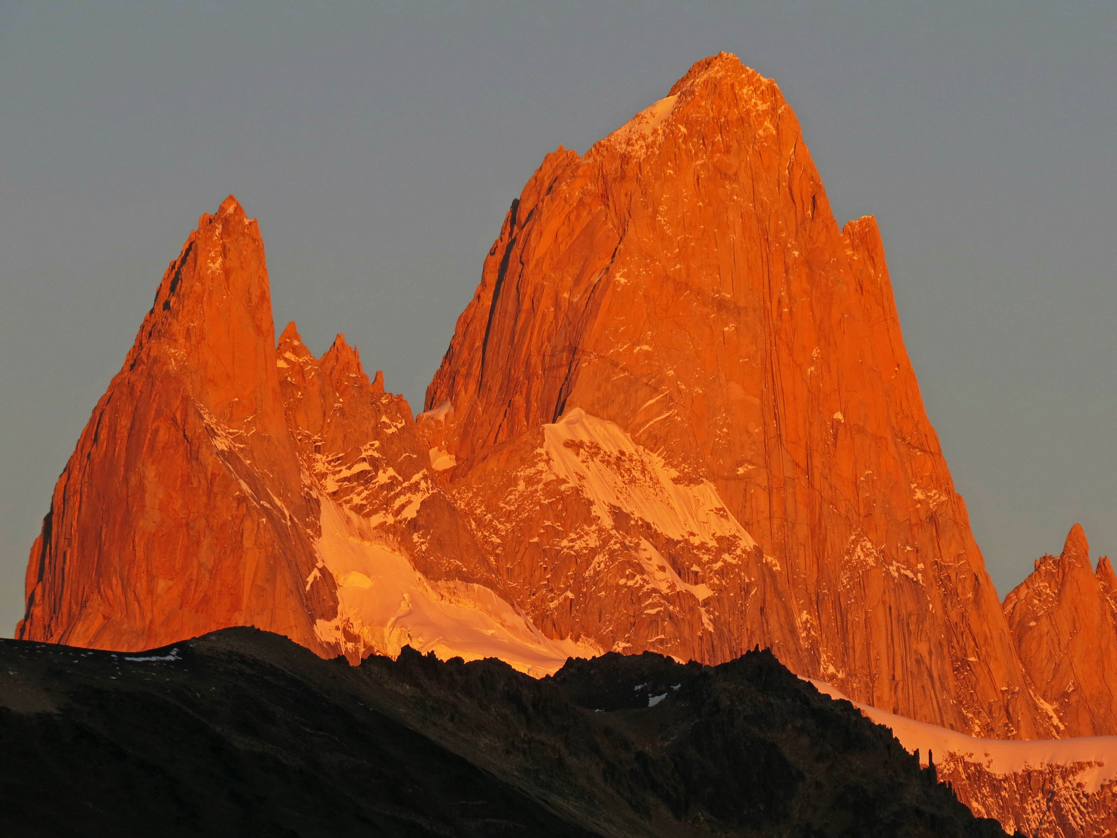 Majestätische Gipfel der Patagonien bei Sonnenuntergang beleuchtet