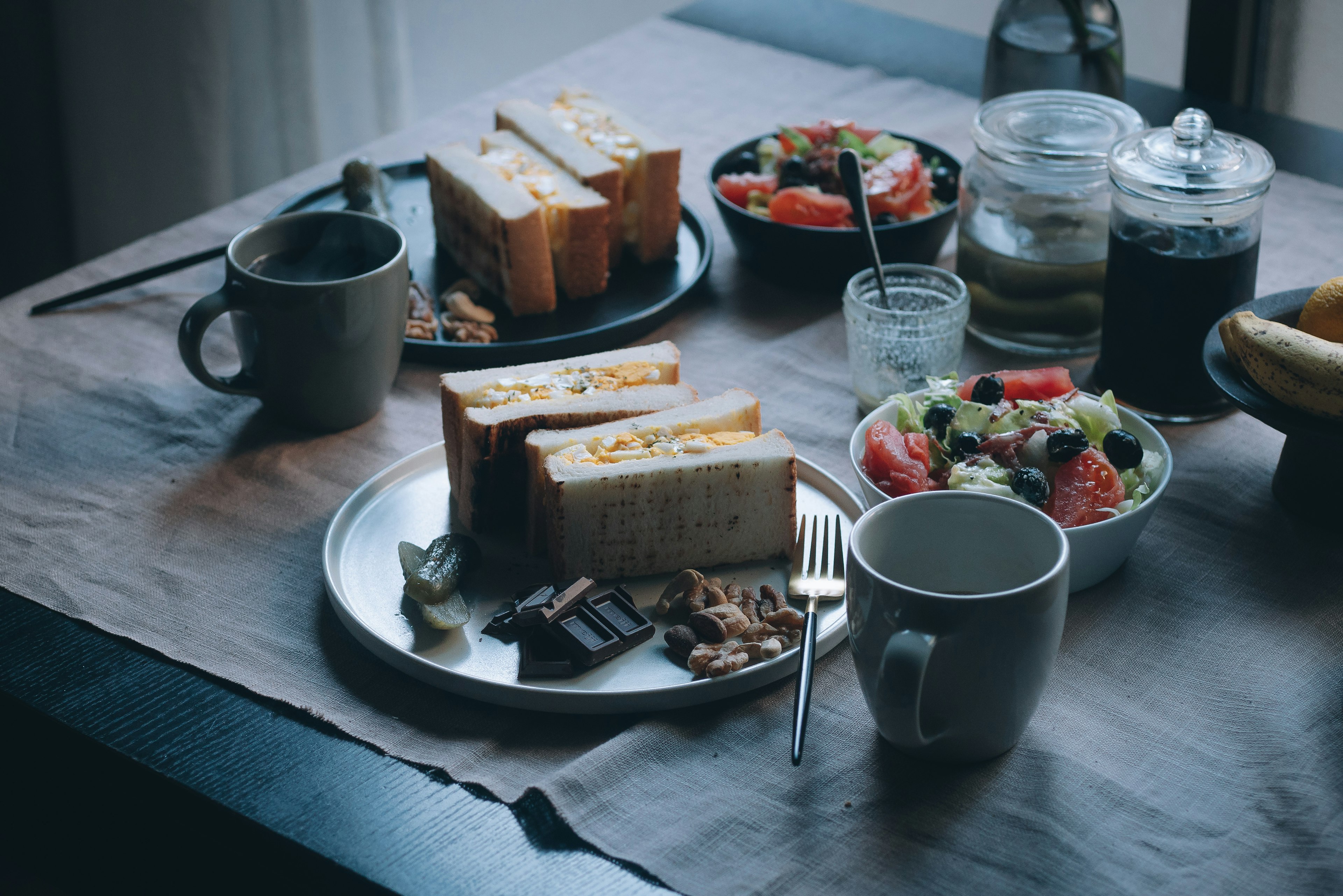 Colazione su un tavolo con panini e insalata