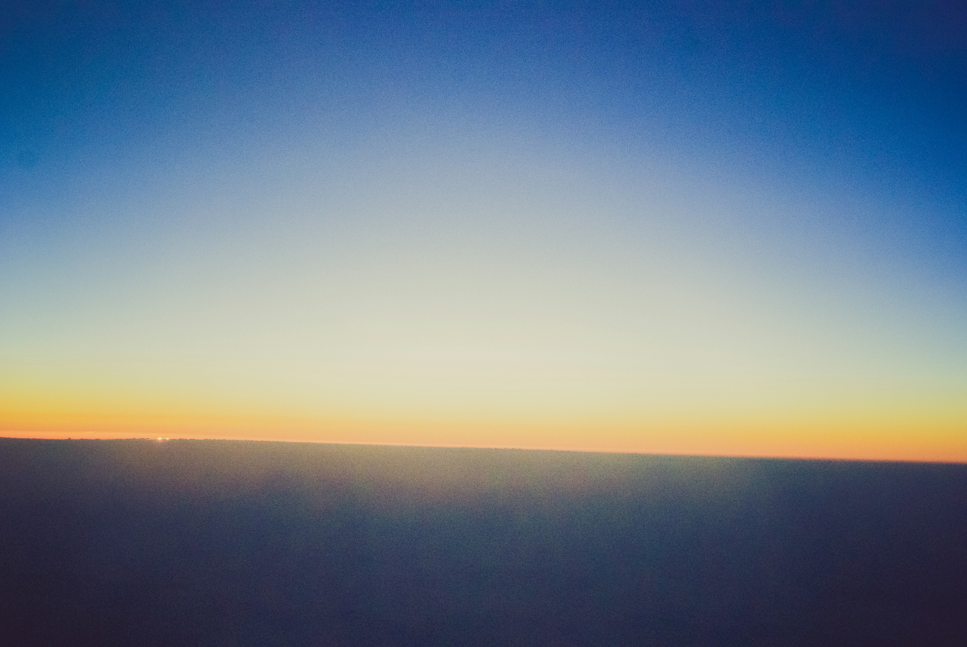 Hermoso paisaje de atardecer con degradado de azul a naranja en el cielo