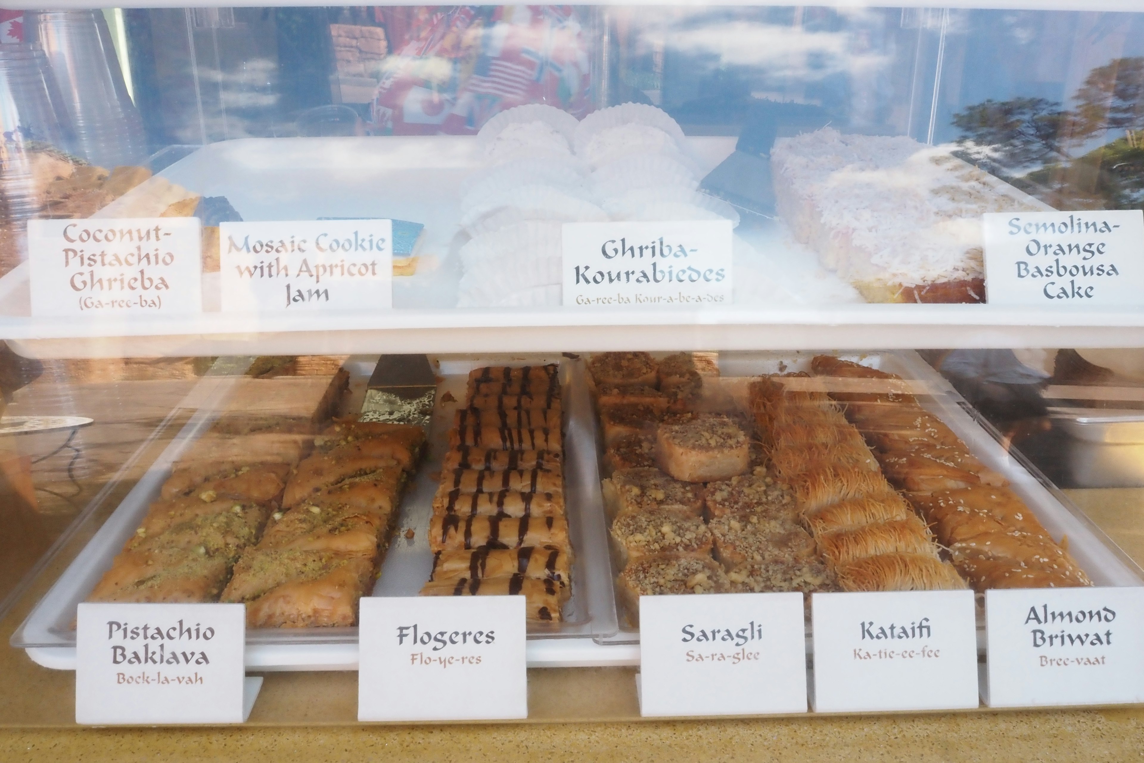 Vitrine de pâtisseries et de douceurs variées dans un magasin de desserts