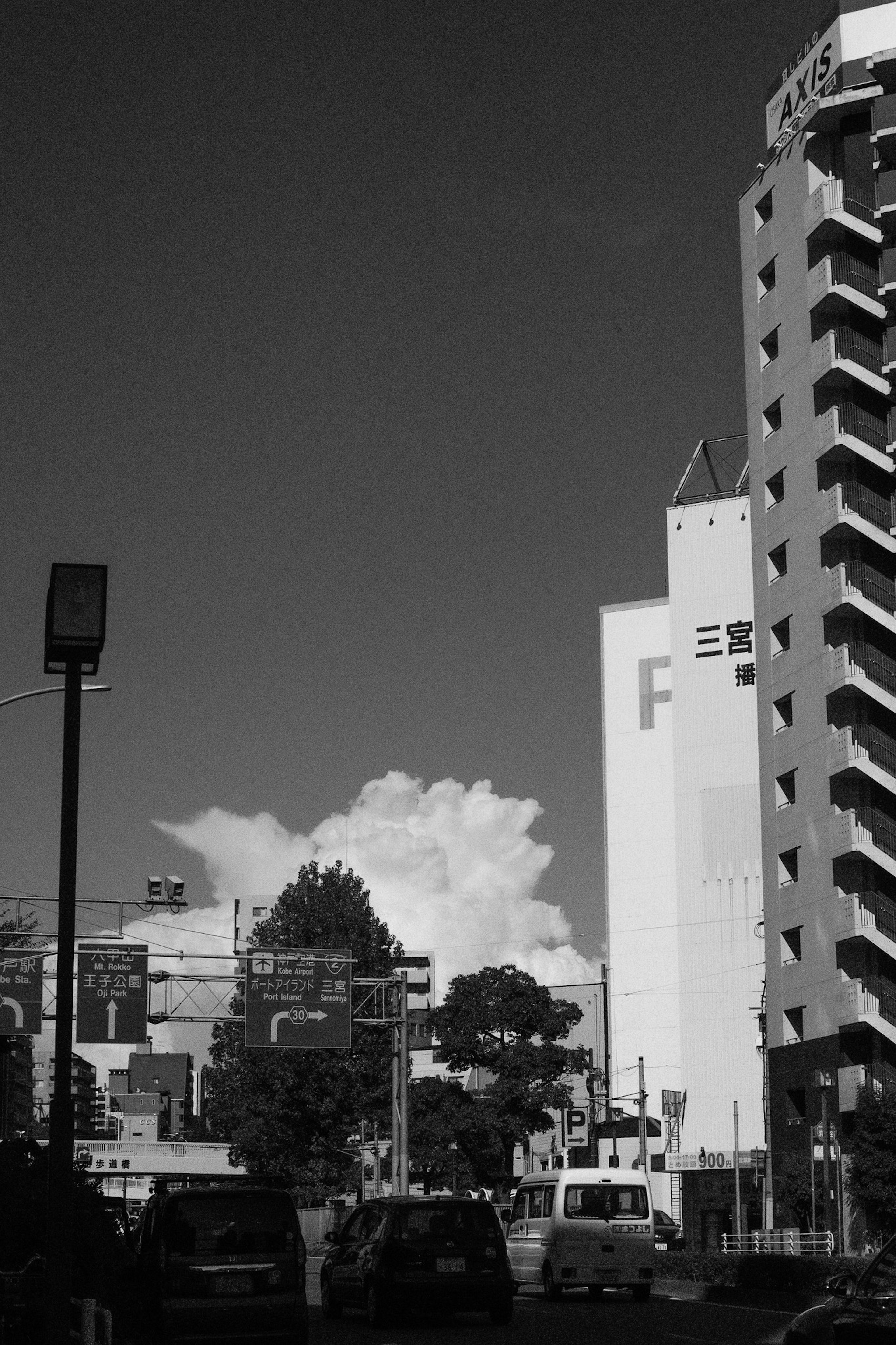 Paisaje urbano en blanco y negro con rascacielos y nubes