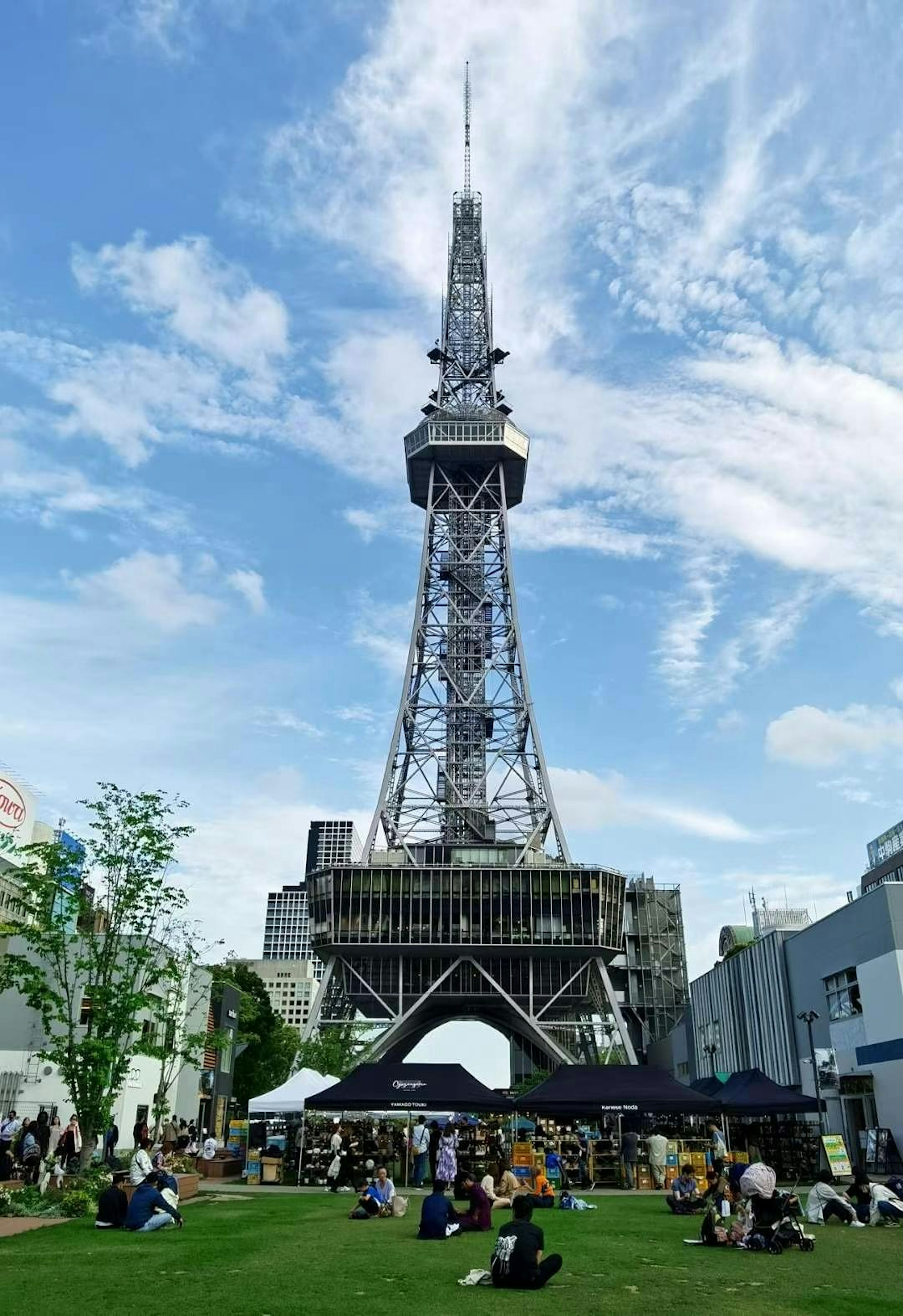 名古屋テレビ塔がそびえる青空の下の公園の風景