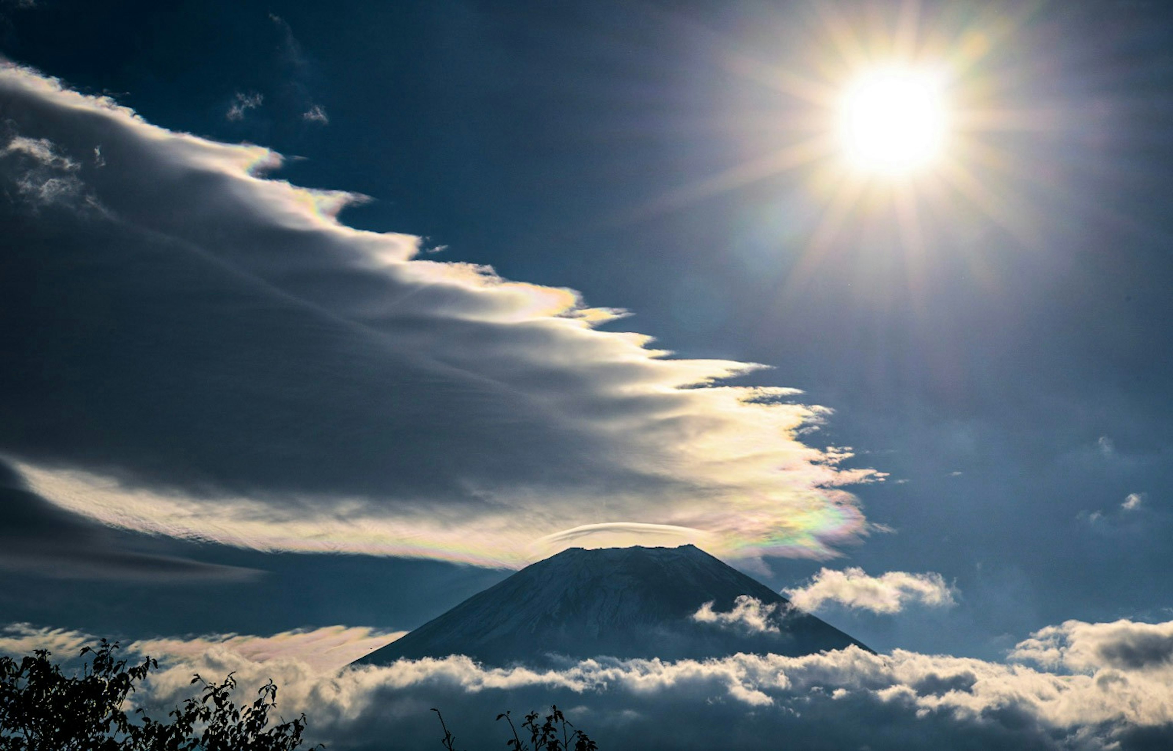 Stupenda scena di montagna e nuvole con un sole luminoso