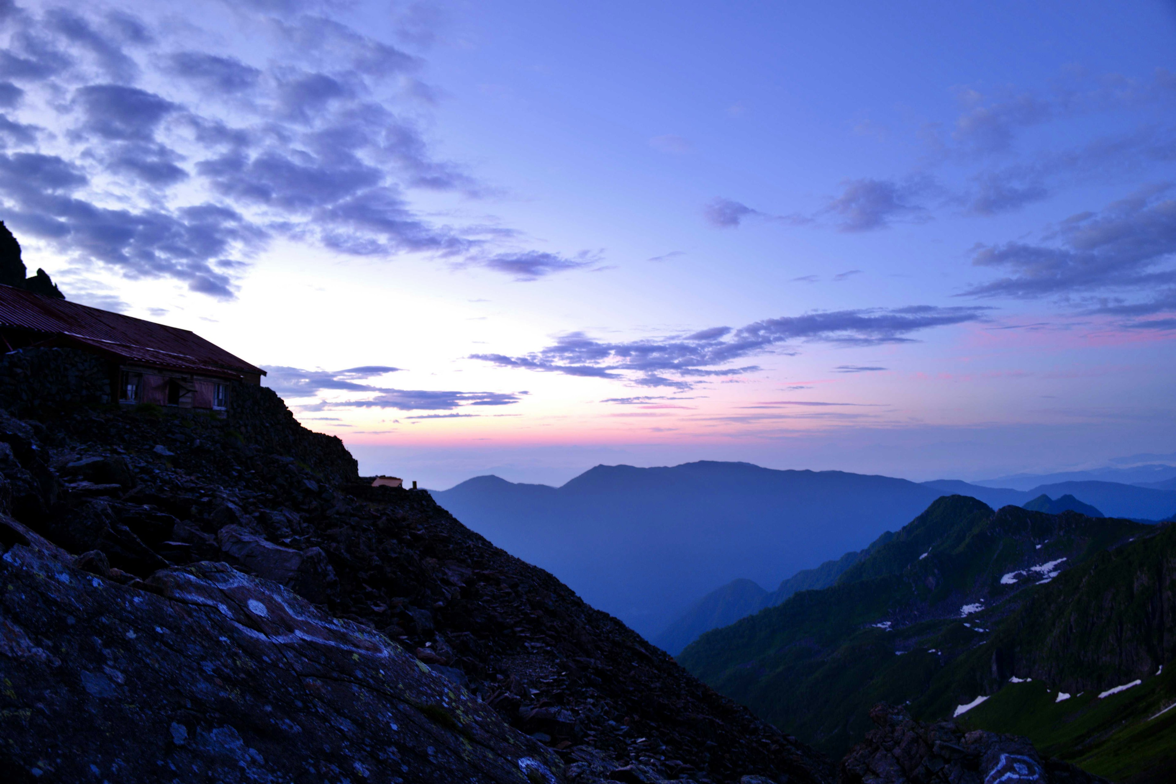 山の上からの美しい夕暮れの景色と青い空