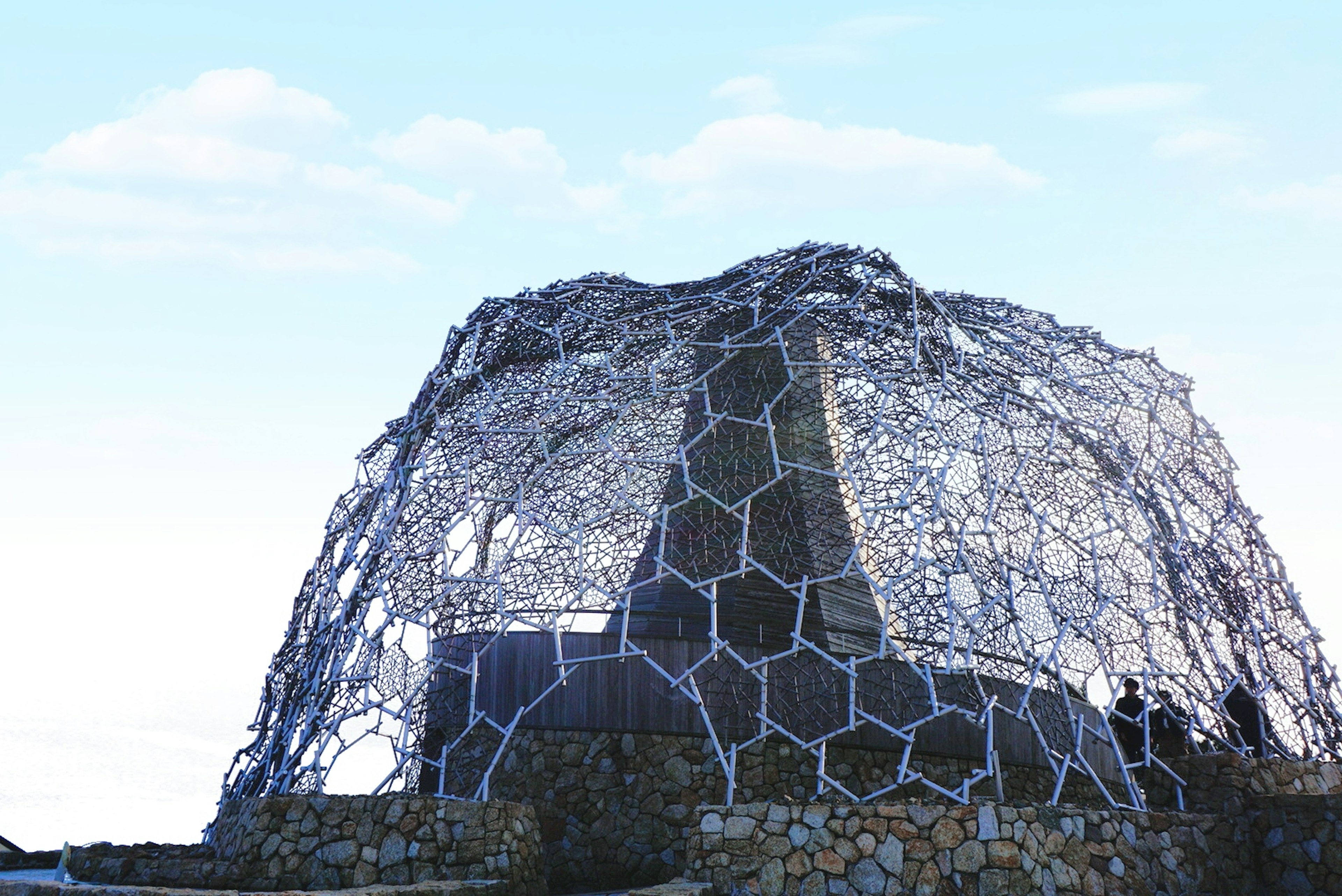 Bâtiment à structure en nid d'abeille sous un ciel bleu