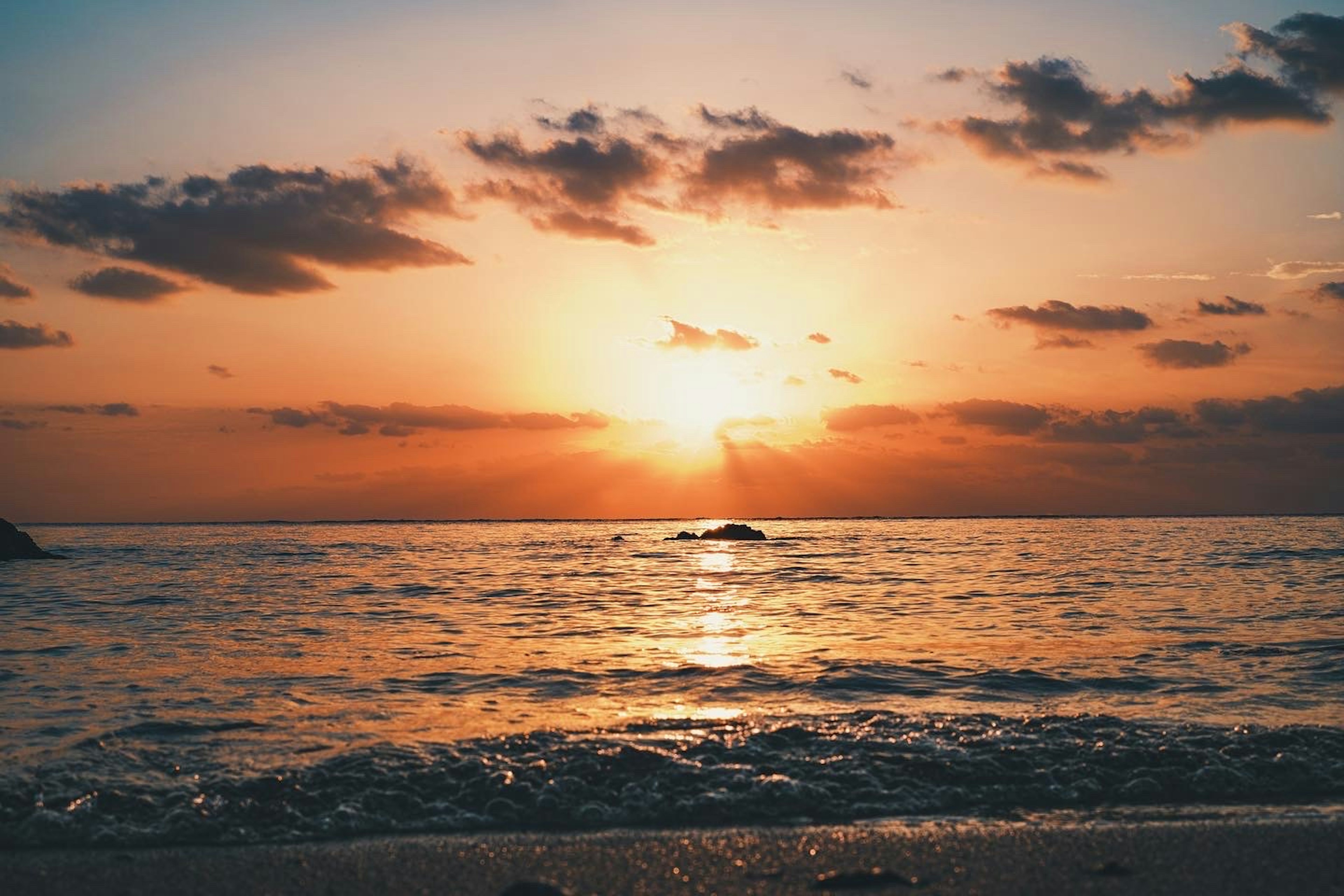 Magnifique coucher de soleil sur l'océan avec des vagues douces