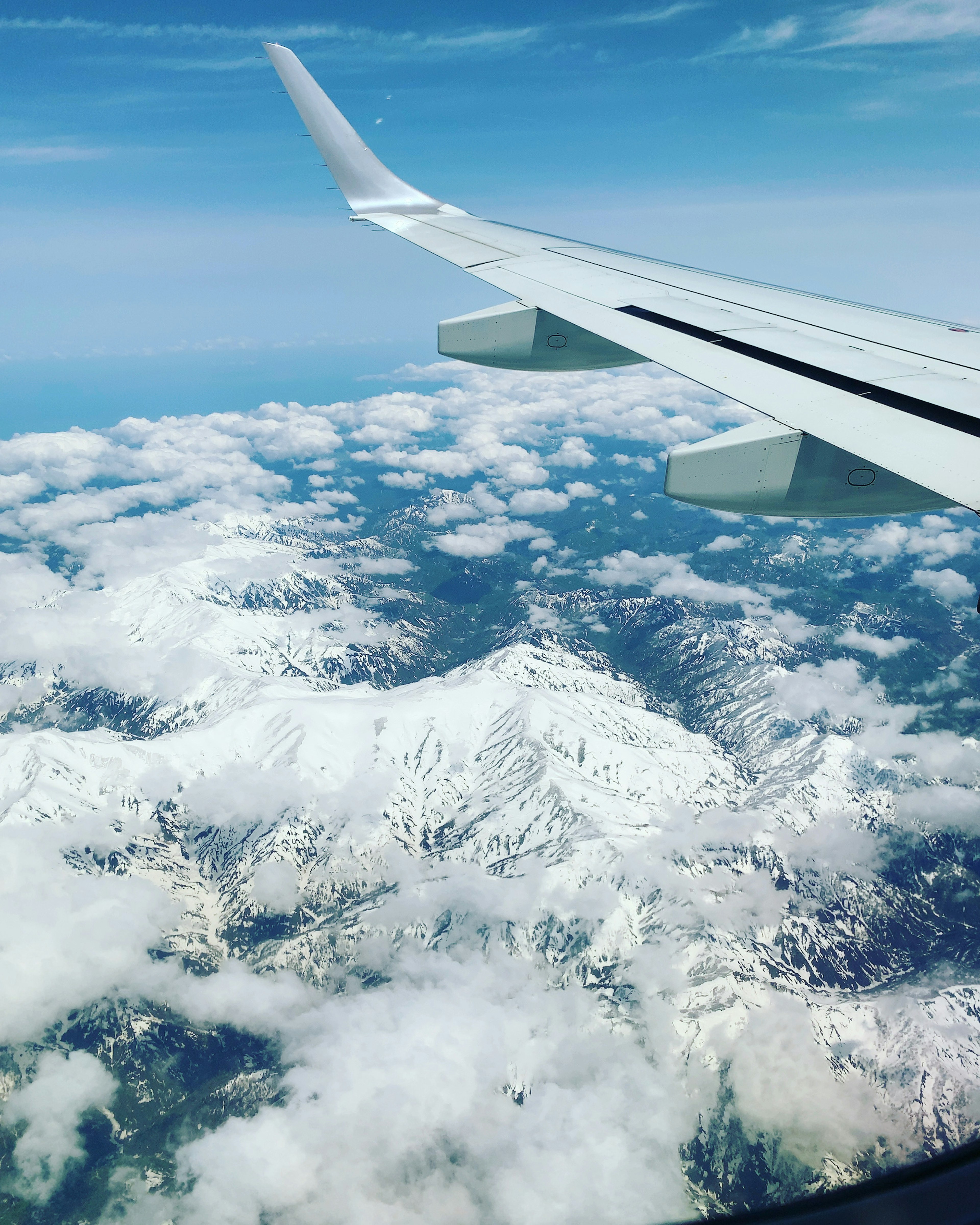 飛行機の翼と雪に覆われた山々の美しい景色