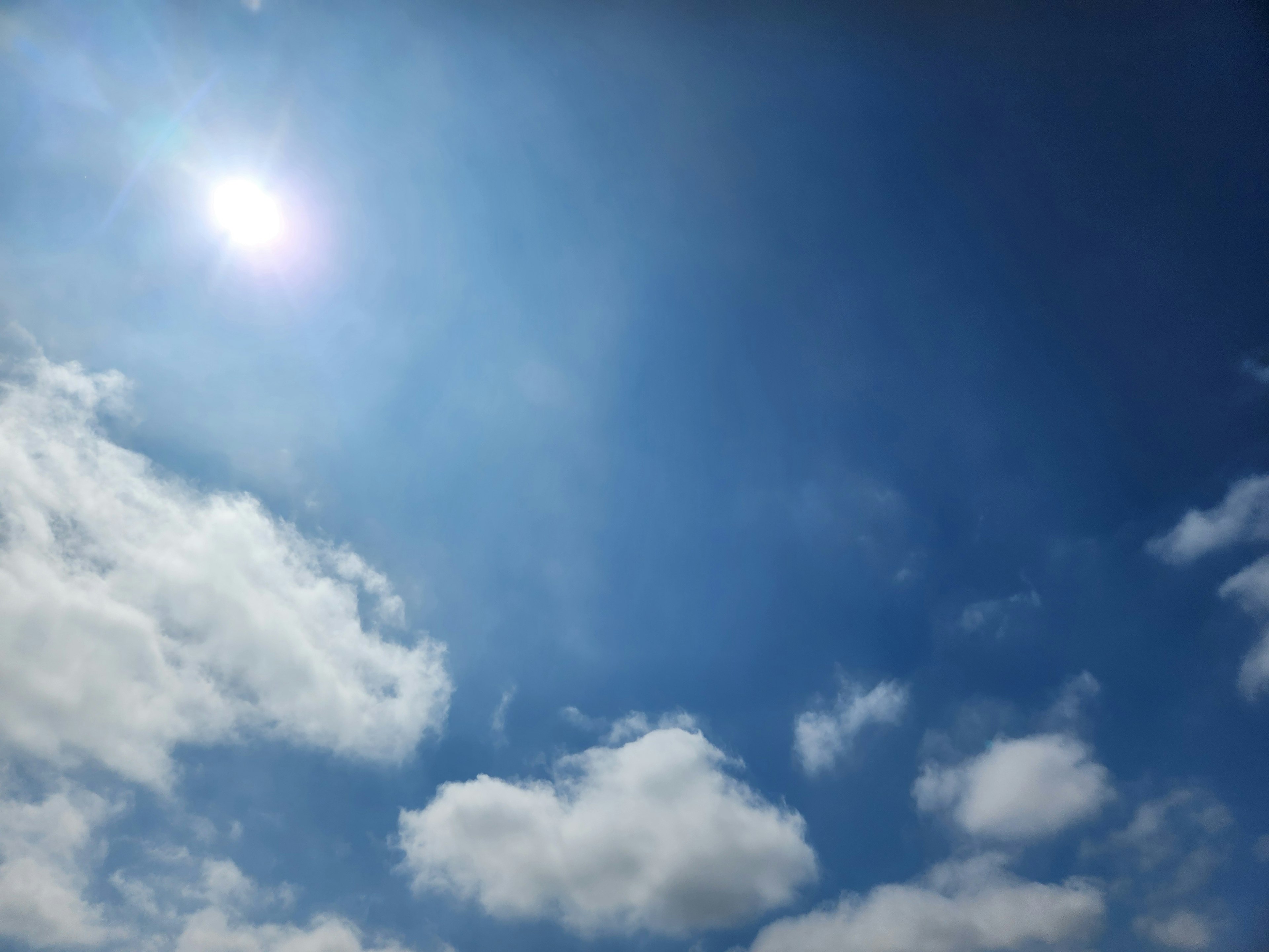 Langit biru cerah dengan awan putih berbulu