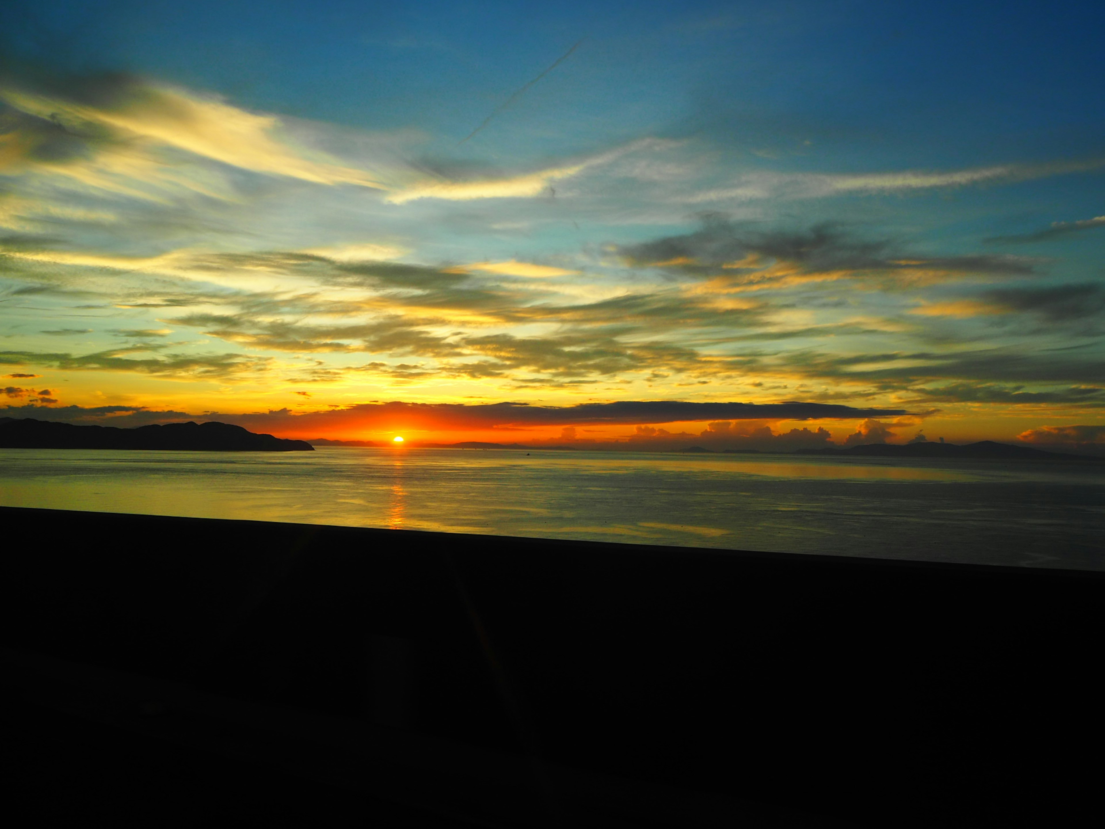 Hermoso atardecer reflejándose en el mar