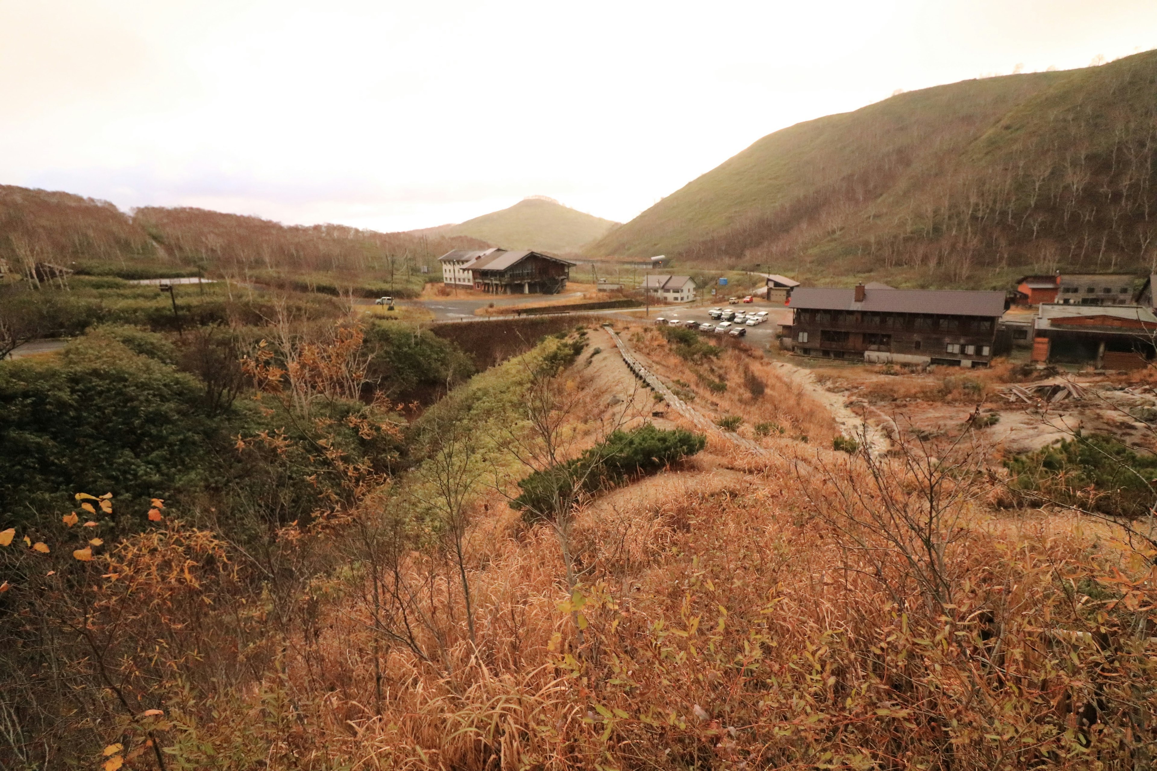 秋の風景の山岳地帯にある集落とその周辺の自然