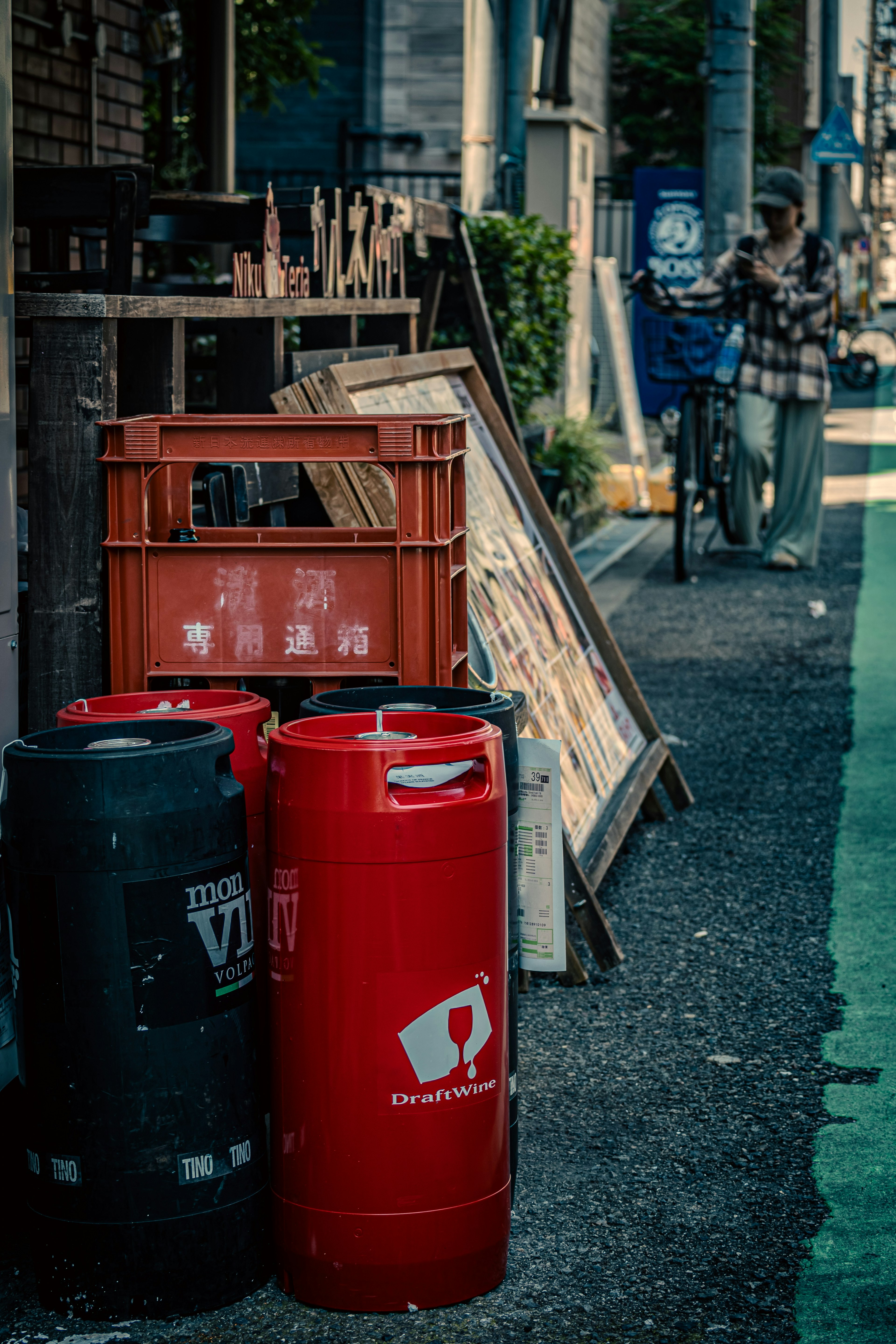 赤と黒の容器が並ぶ街の風景