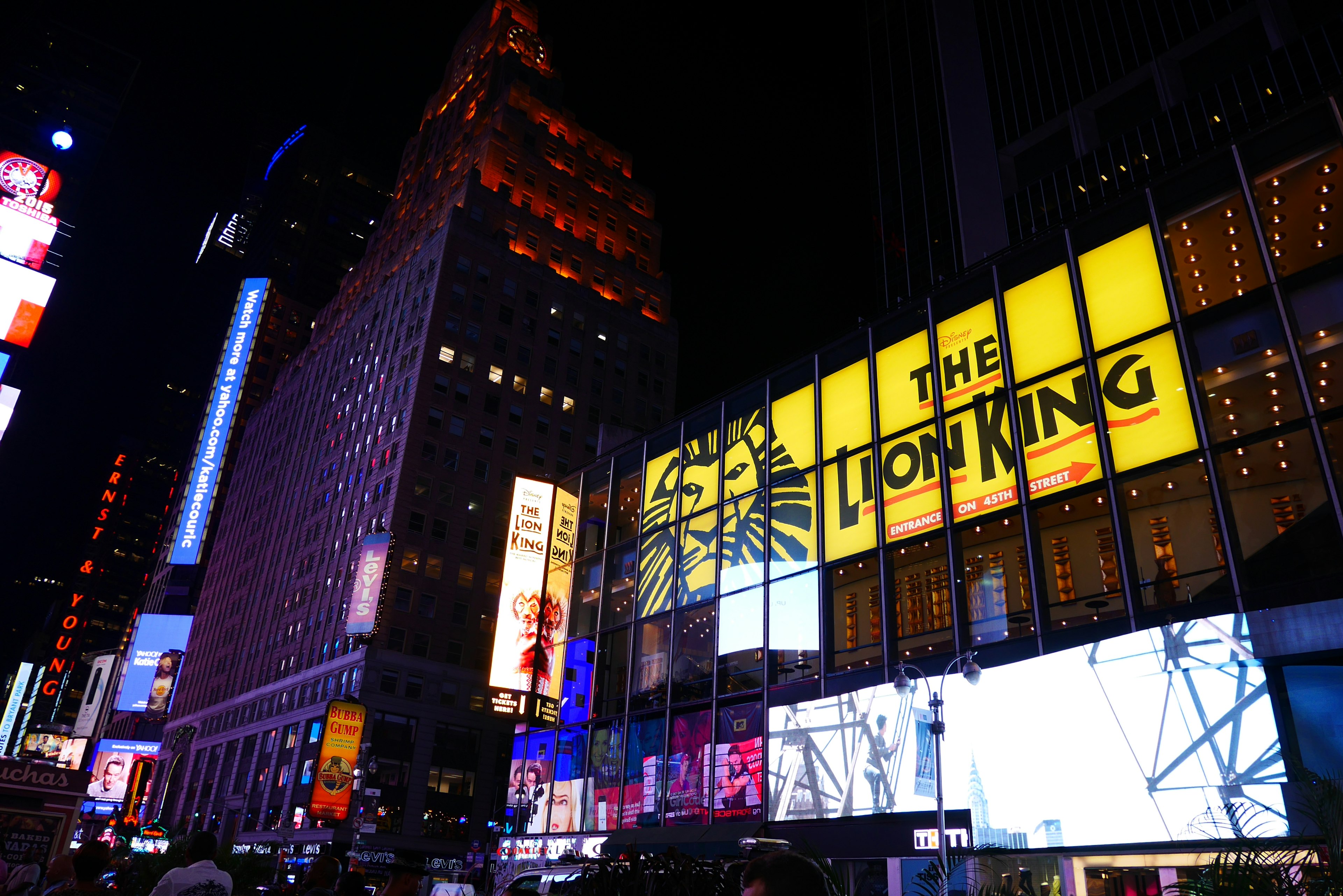 Vista notturna di Times Square con il cartello Il Re Leone