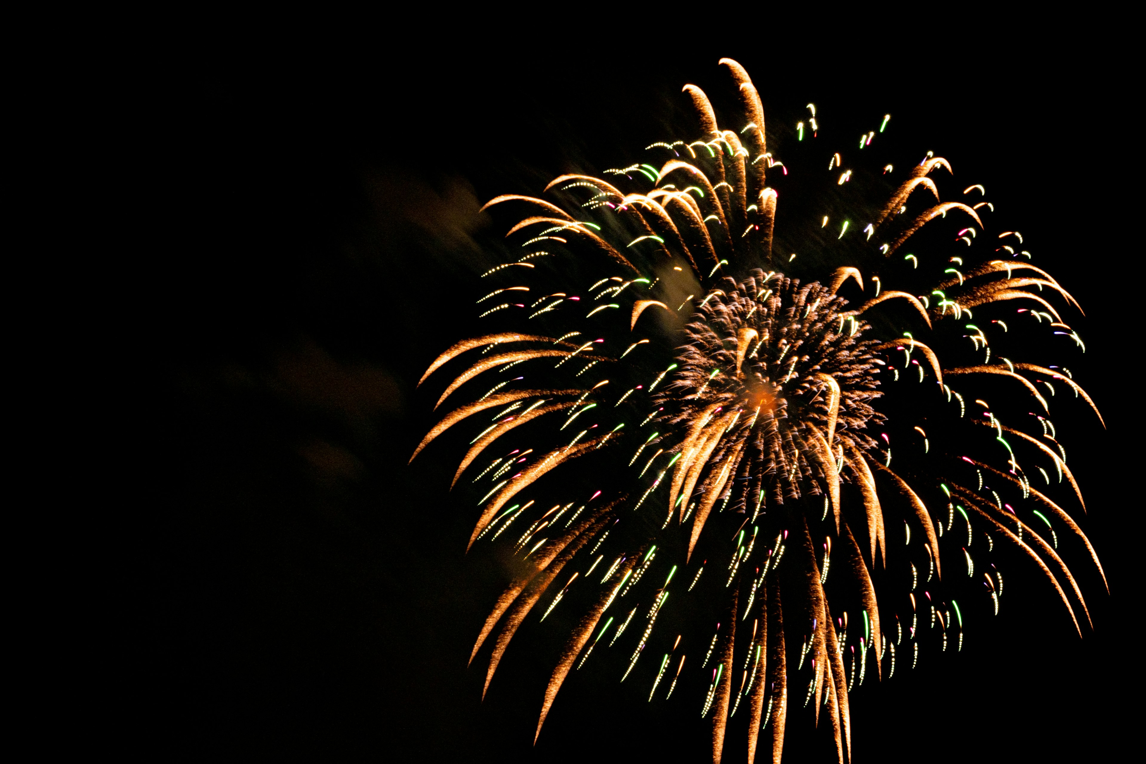 Explosion de feux d'artifice sur fond noir