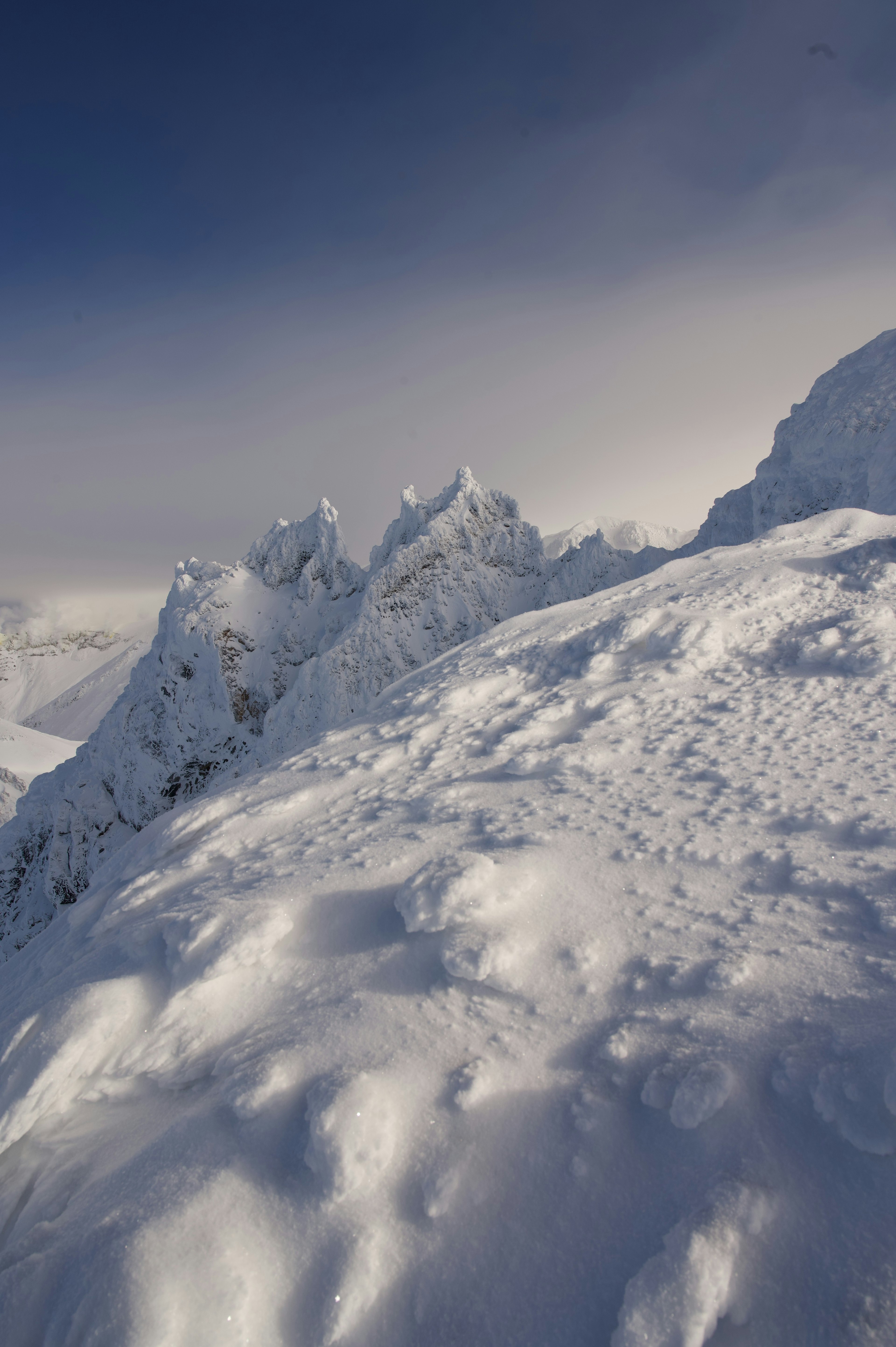 雪に覆われた山々と青い空の風景