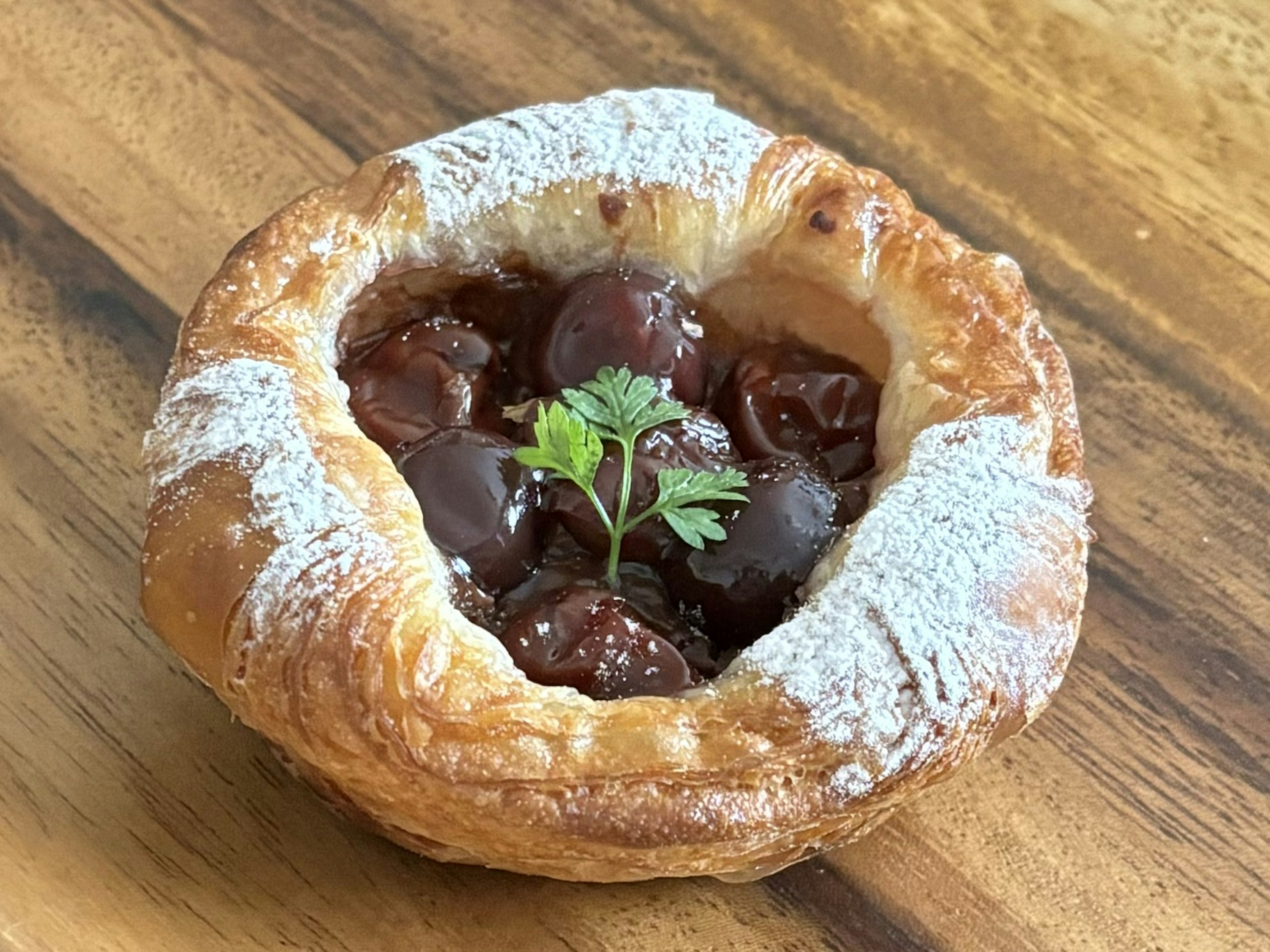 Pâtisserie sucrée garnie de fruits et décorée de menthe