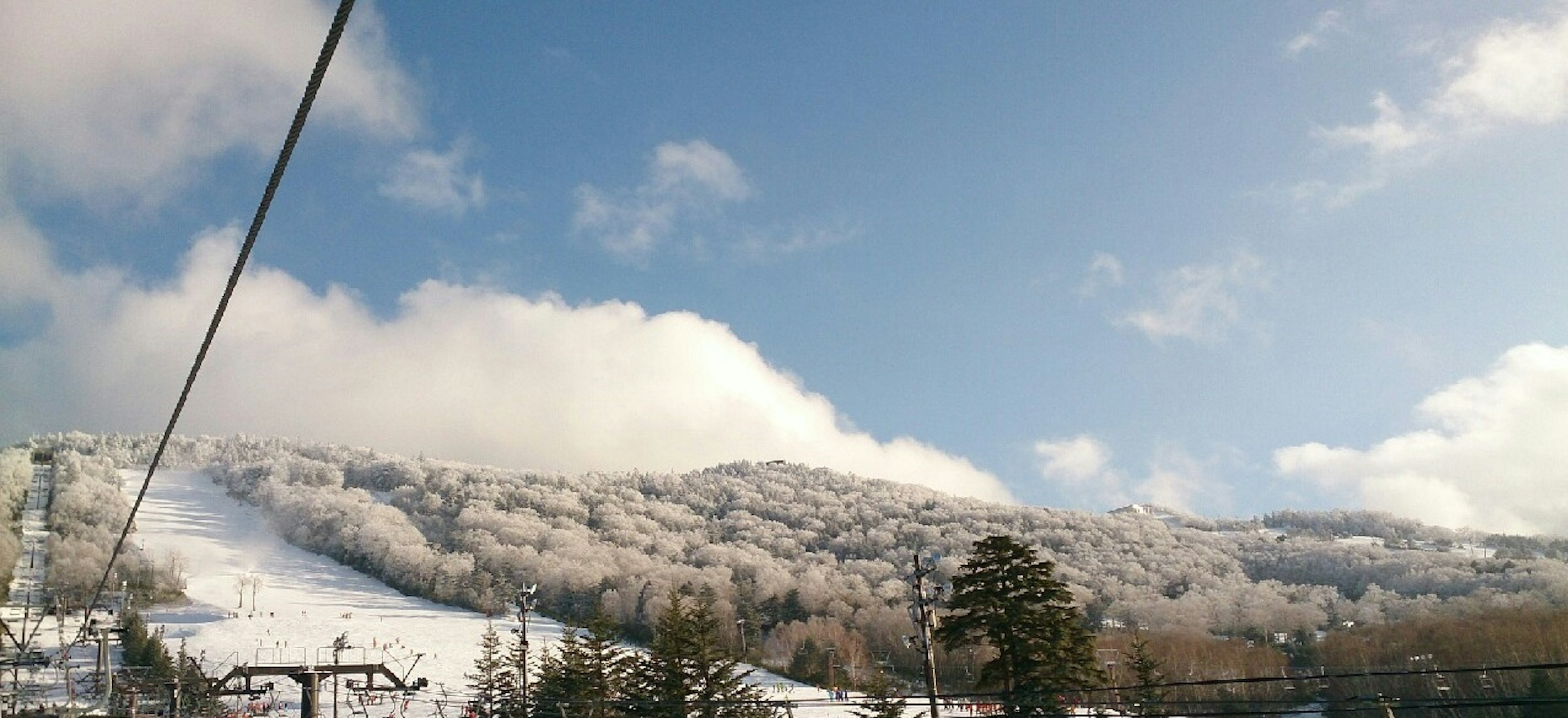 Paesaggio montano innevato sotto un cielo blu