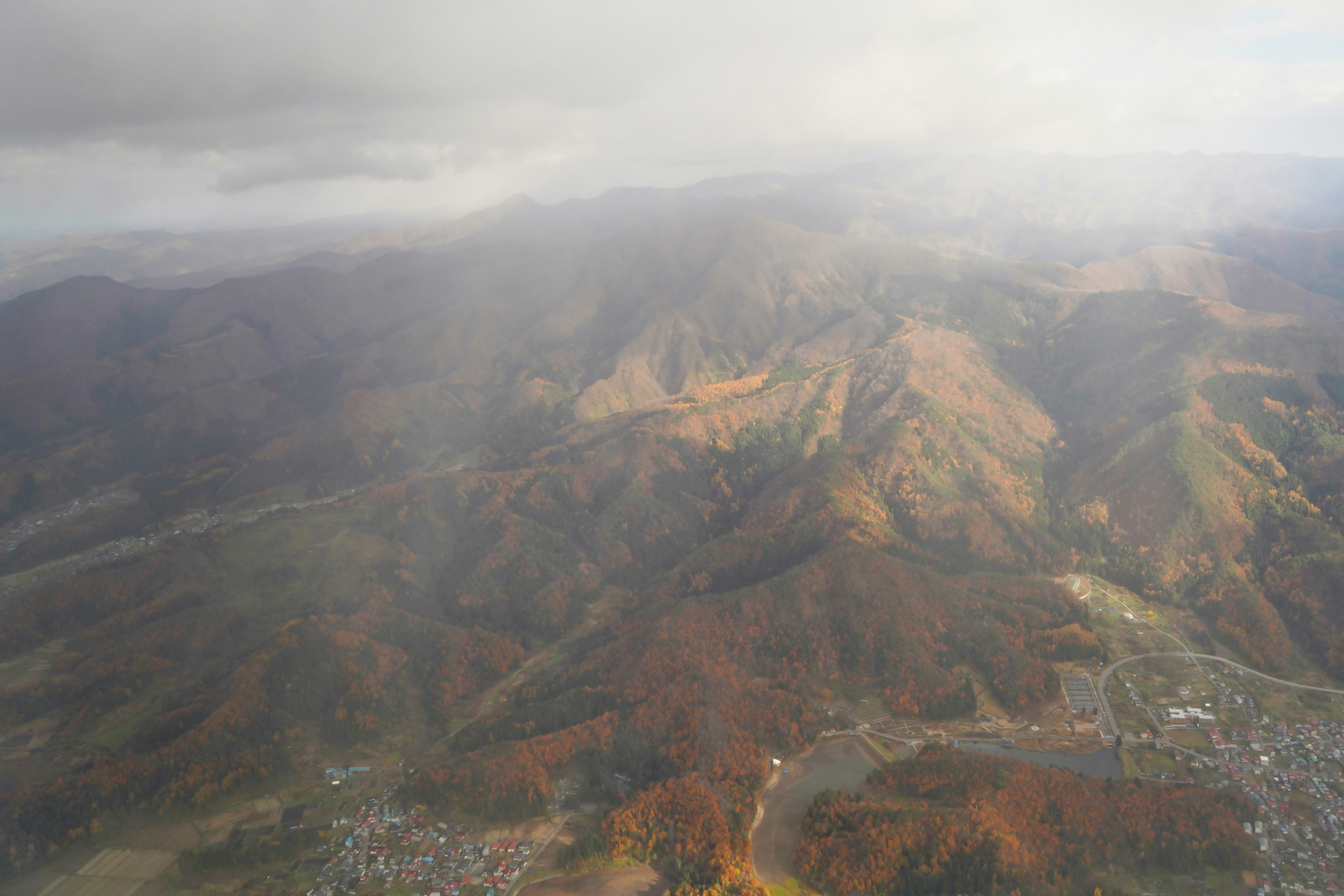 山脈和雲彩的空中視圖