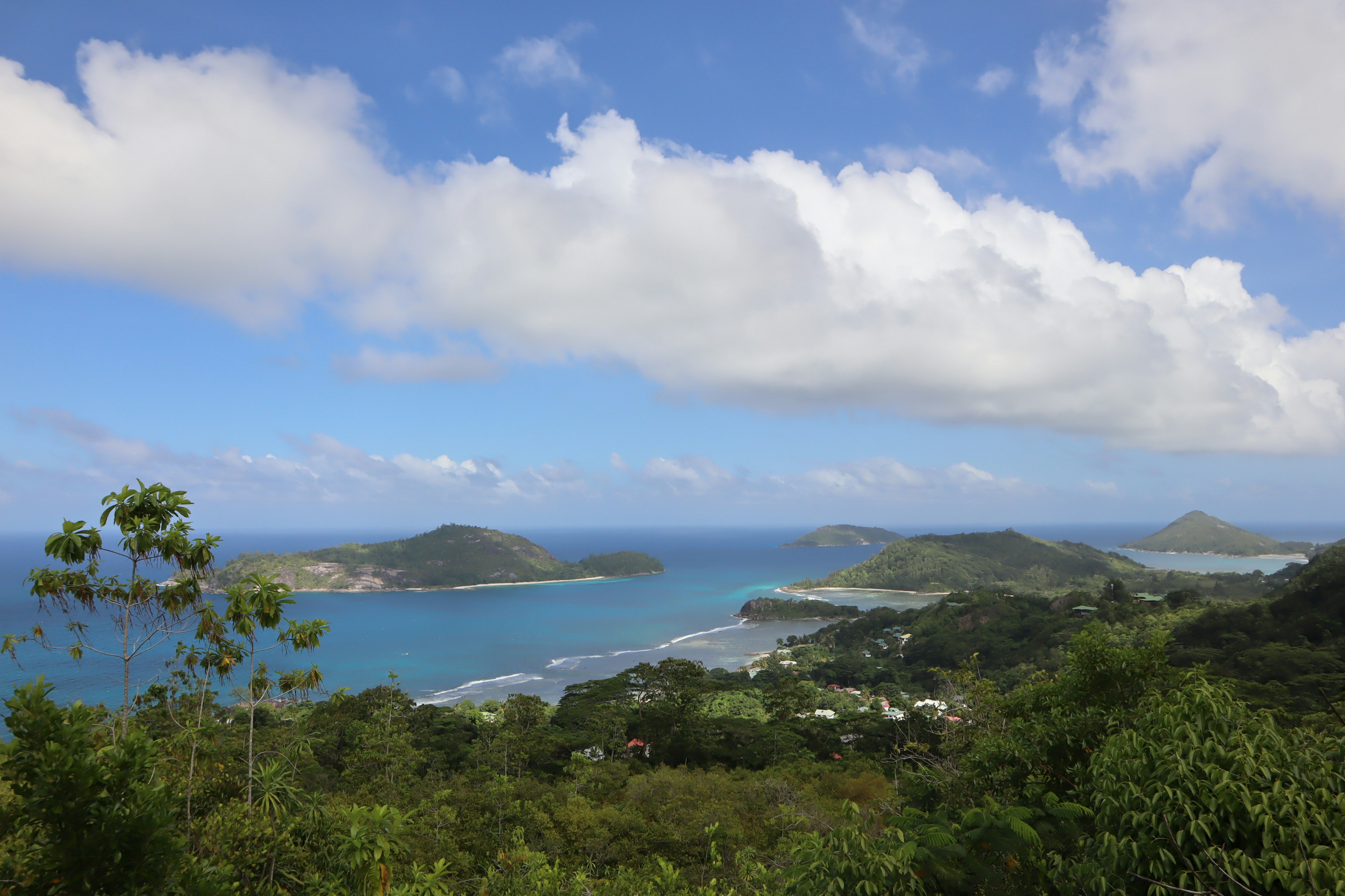 Beau paysage surplombant la mer bleue et les îles vertes