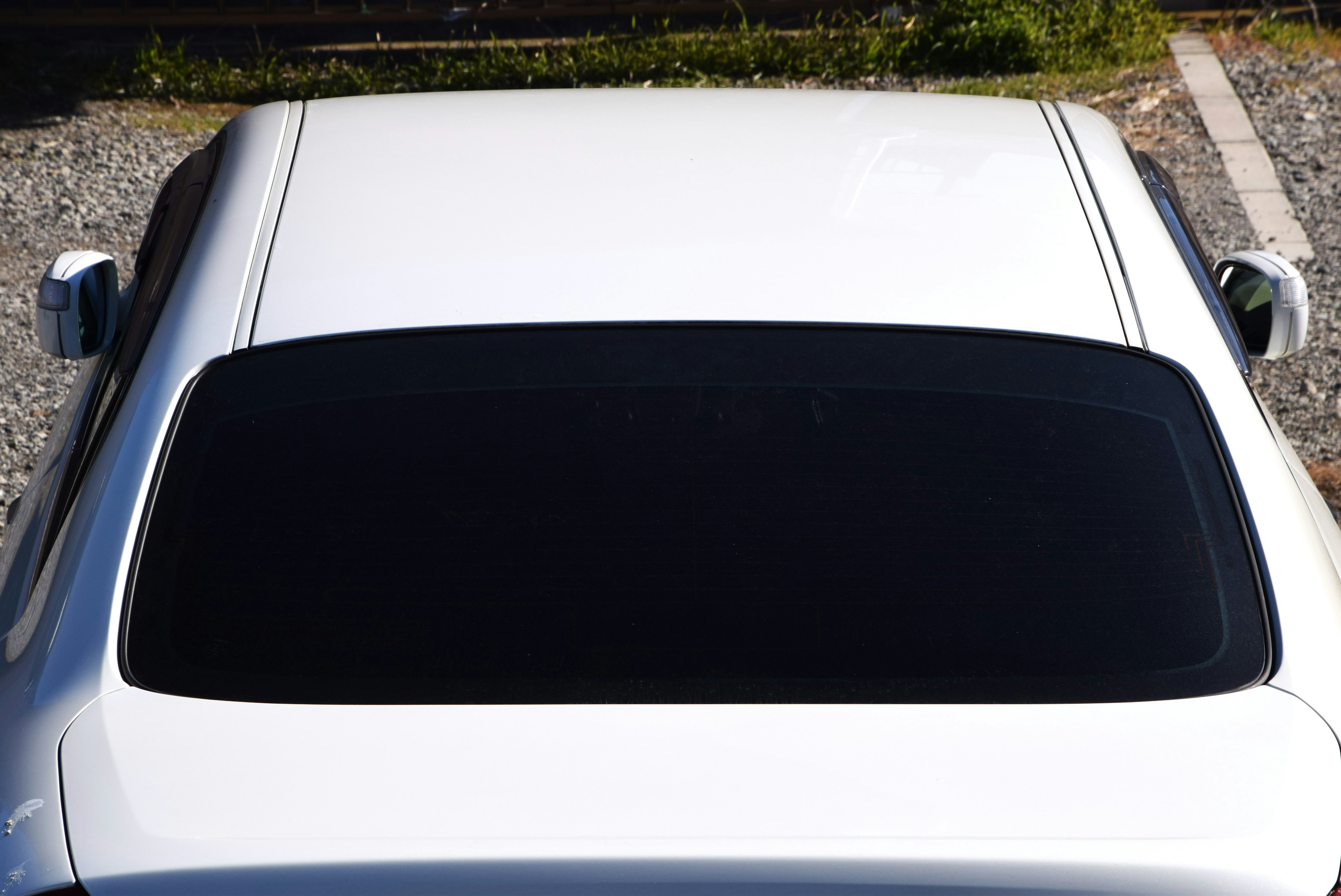 Image de la vue supérieure d'une voiture blanche avec des fenêtres teintées