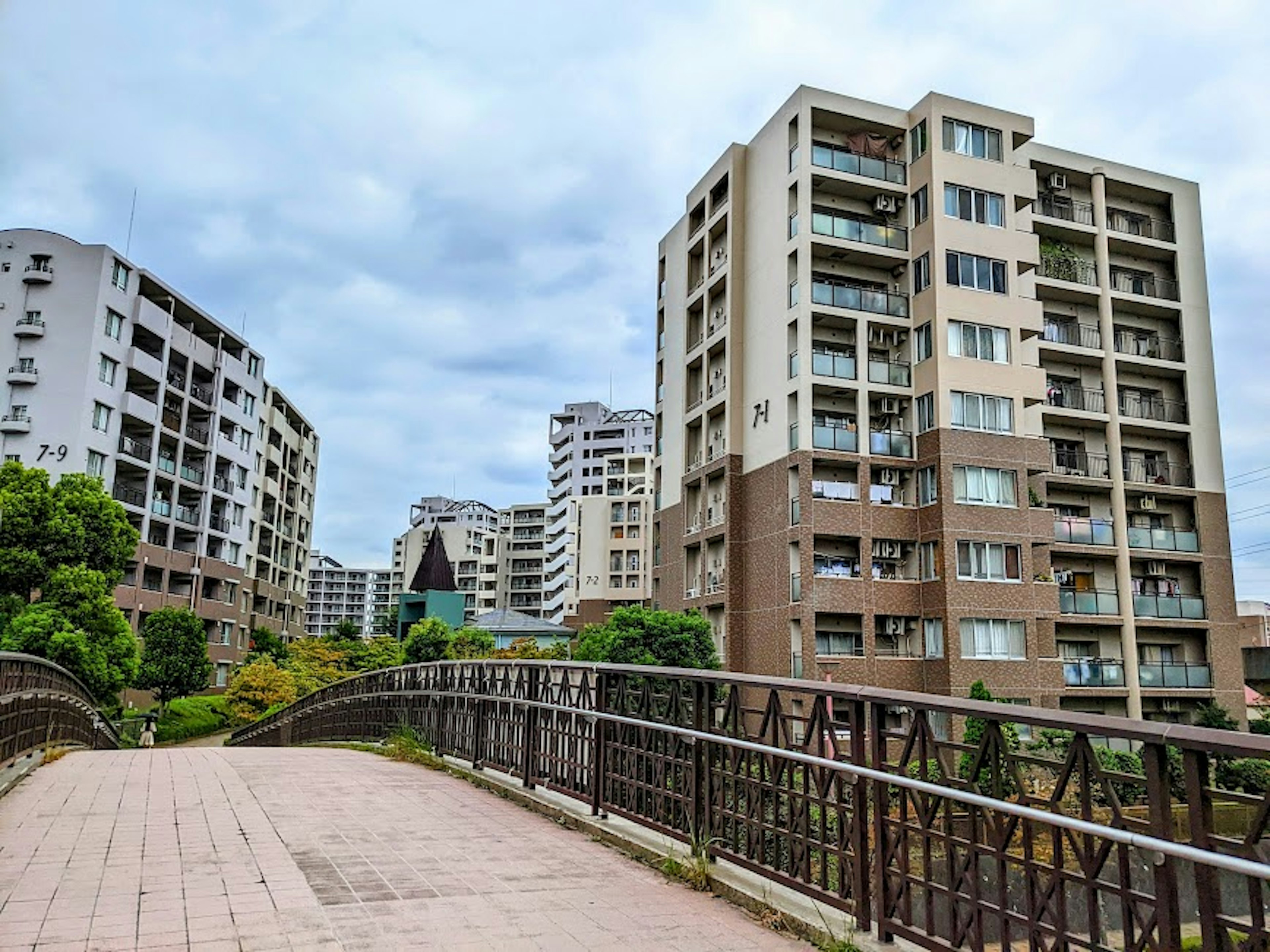 Edificios modernos a lo largo de una calle con un puente