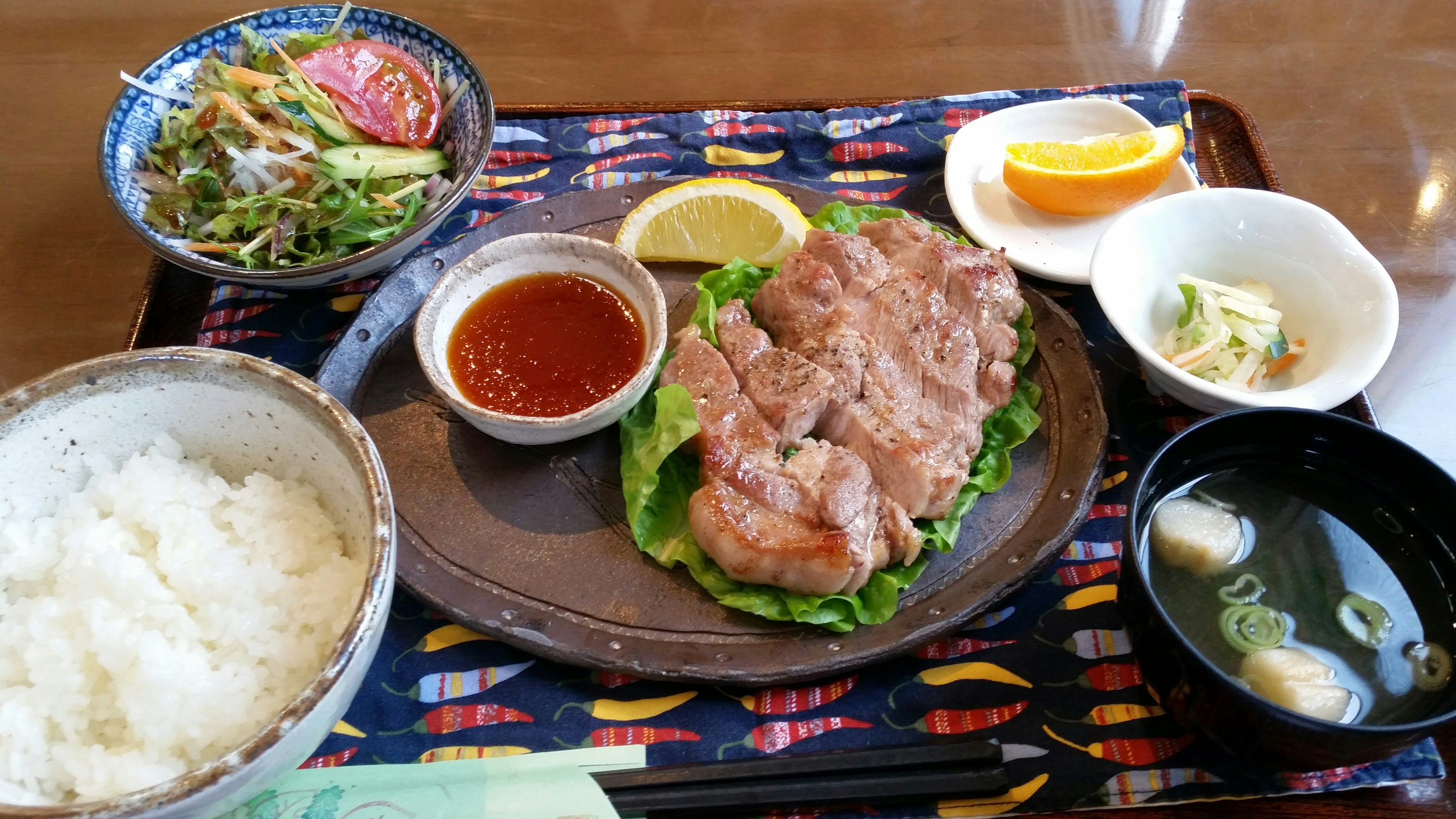 Plato de comida japonesa con cerdo a la parrilla ensalada sopa de miso y arroz blanco