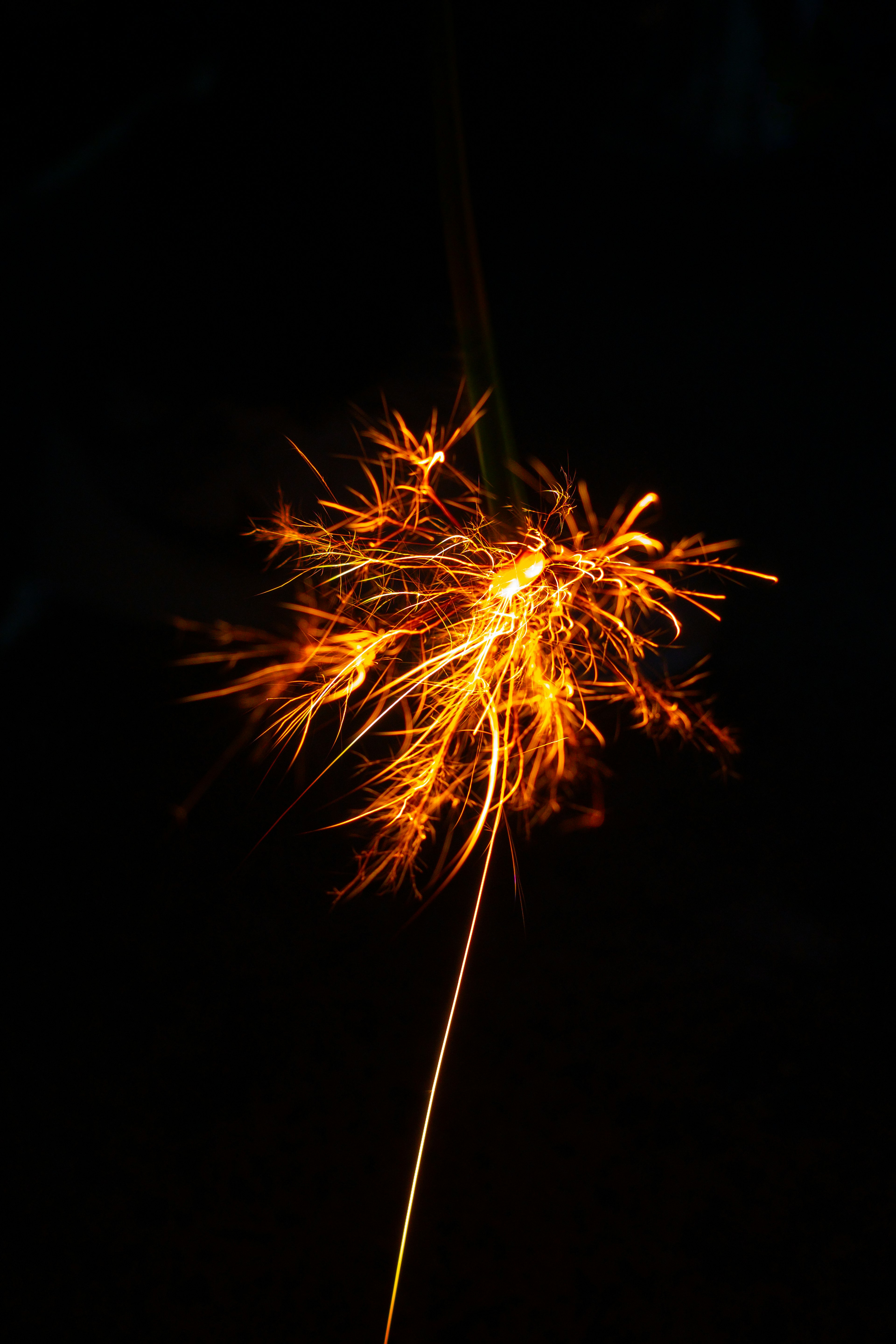 Chispa brillante de un cohete en un fondo oscuro