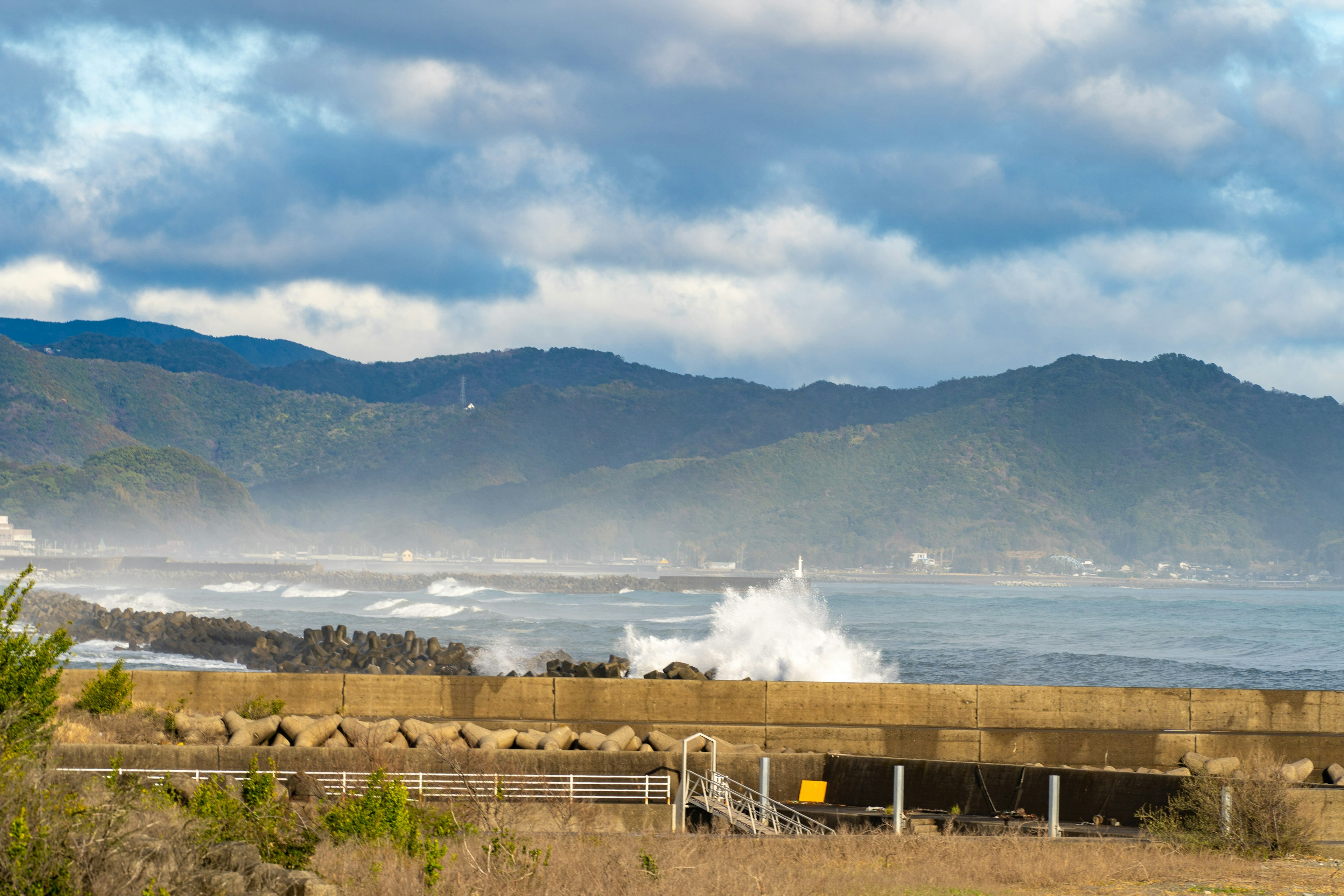 海の波と山々の景色が広がる風景