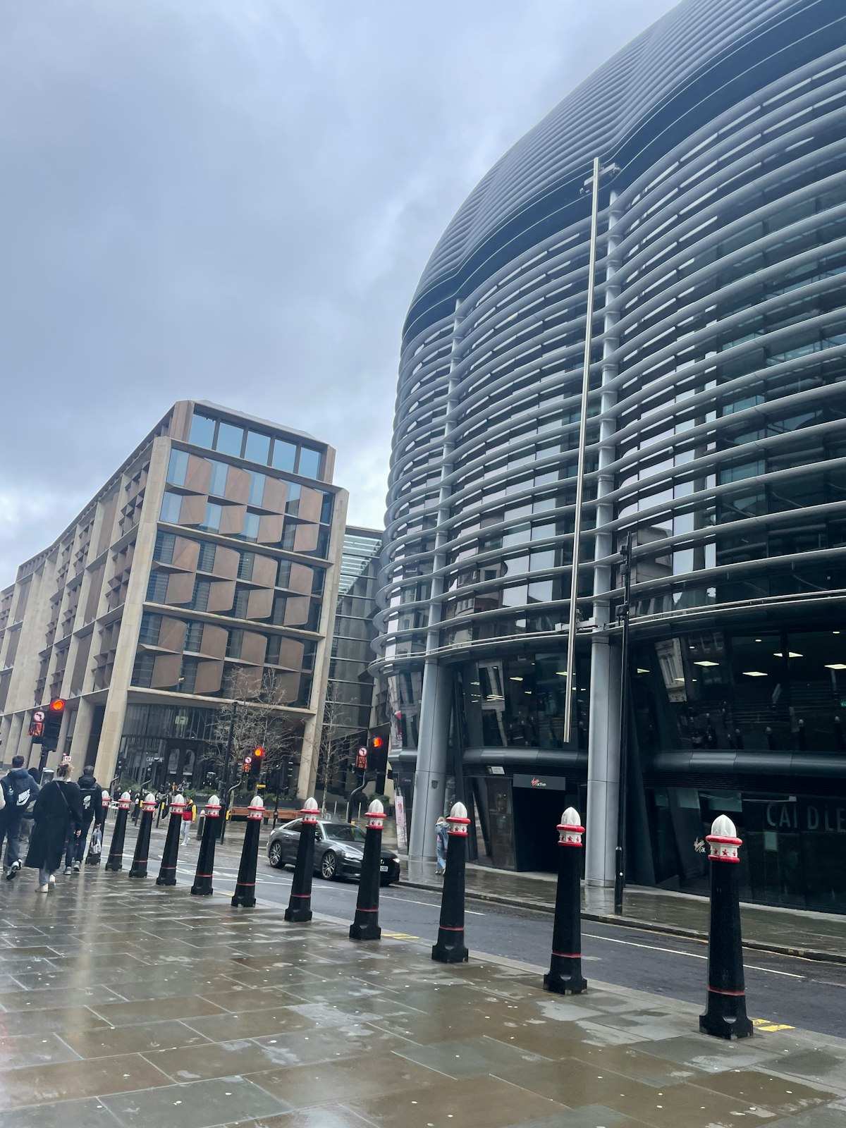 ロンドンでは近代的な建物がむしろギャップ 旅行 イギリス ロンドン 遠征 観光 建築 歴史 造形 近代的 オシャレ