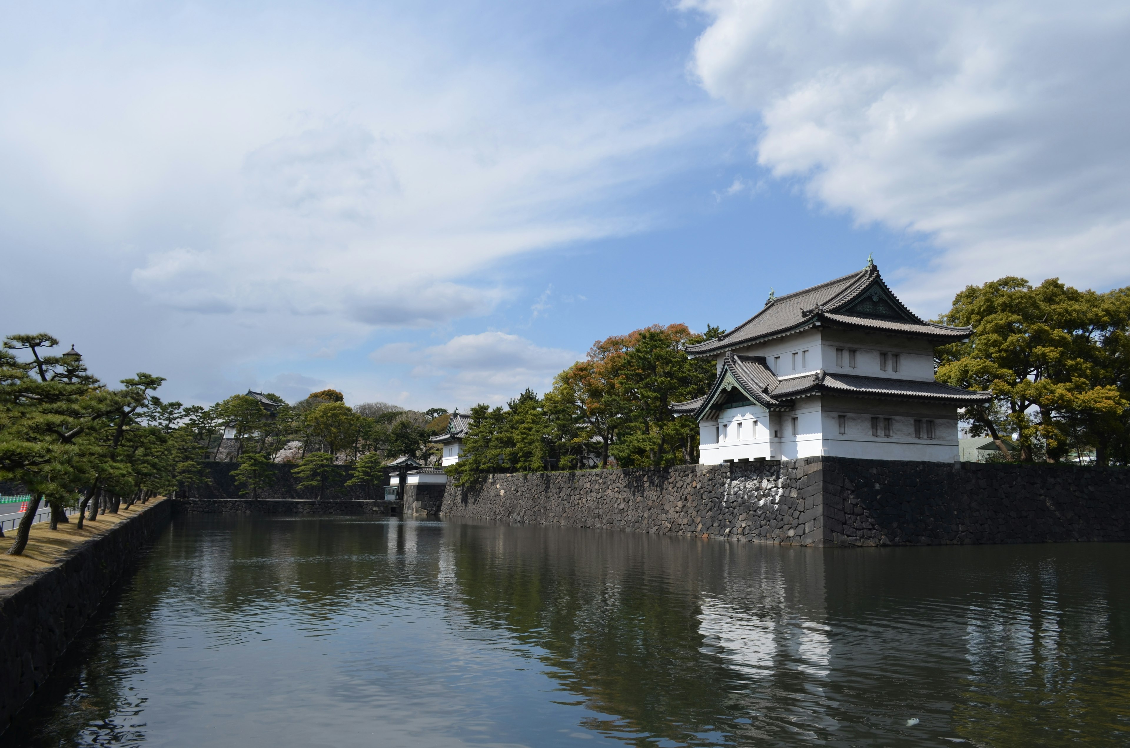 Malersicher Blick auf ein japanisches Schloss am Wasser