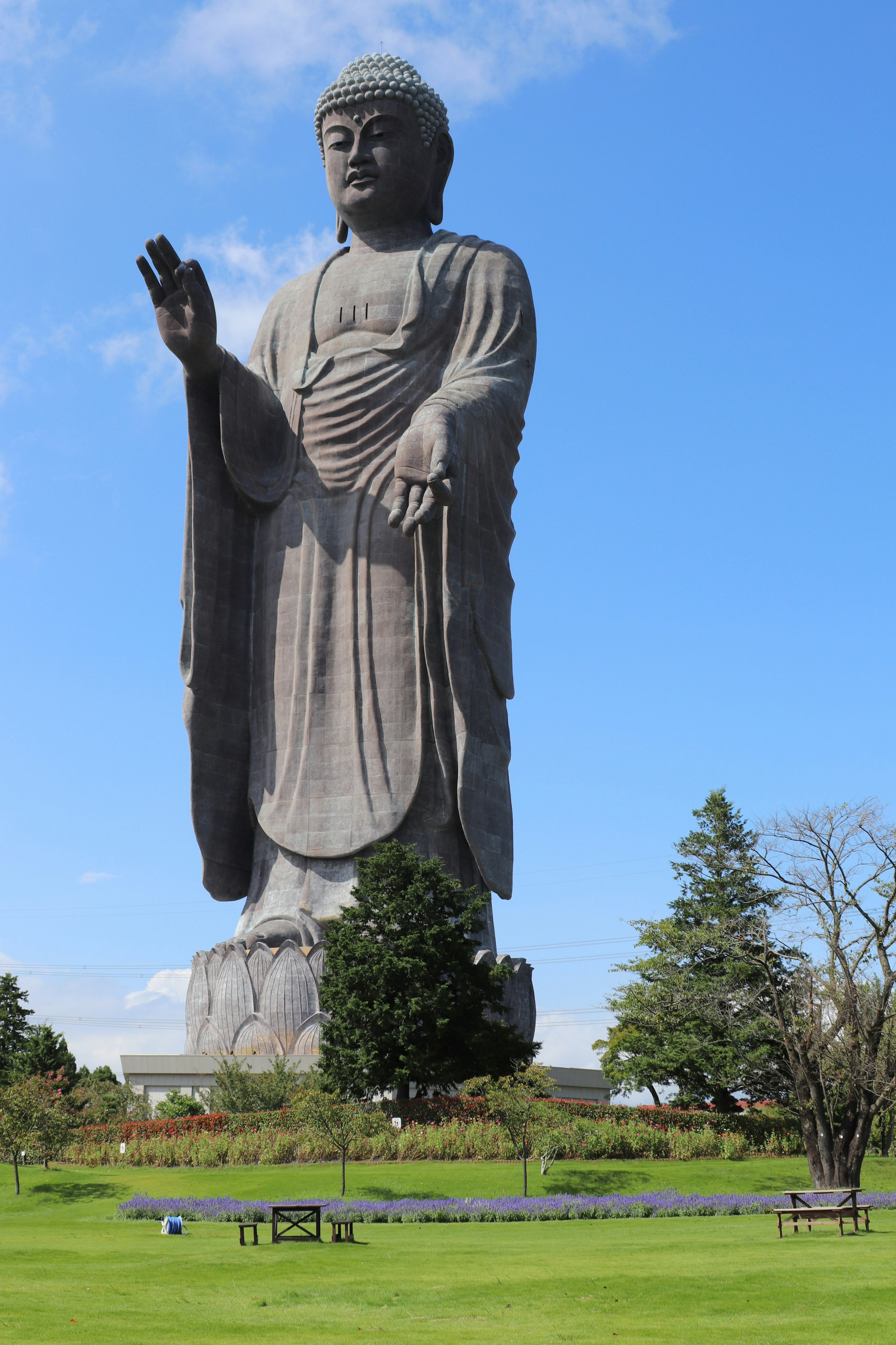 Große Buddha-Statue steht unter einem blauen Himmel