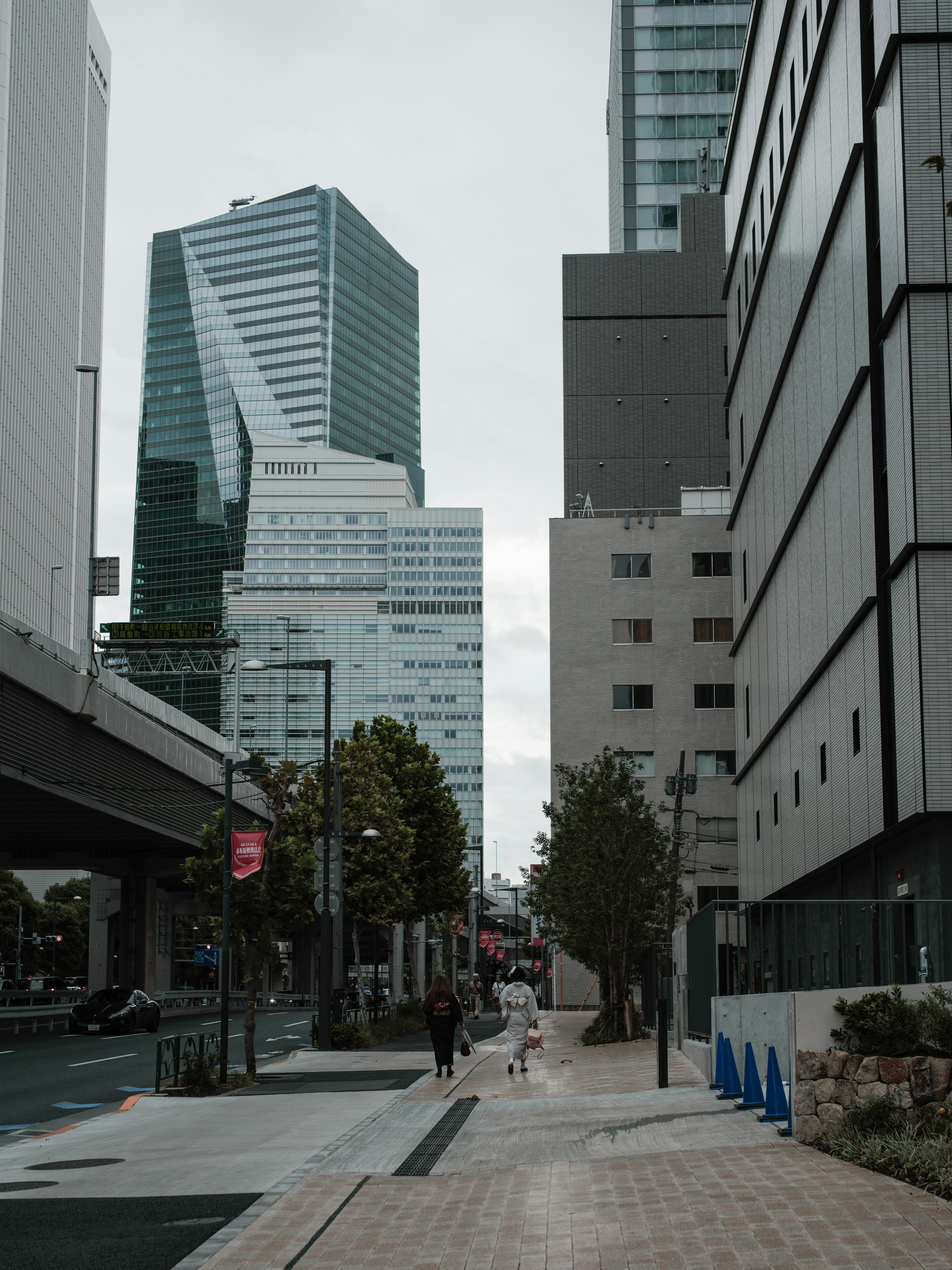 Modernes Stadtbild von Tokio mit Wolkenkratzern und Fußgängern