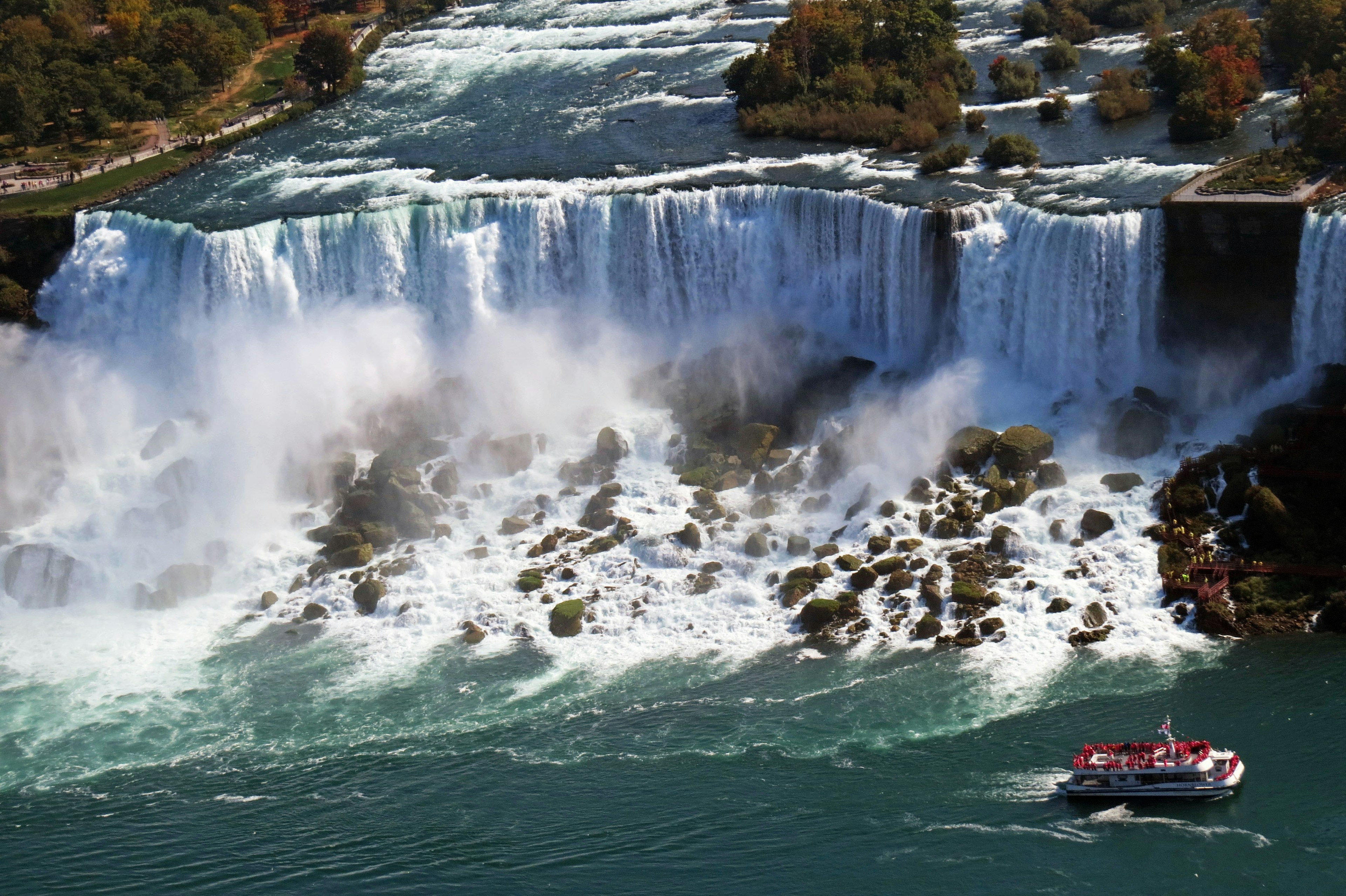 Vista aérea de las cataratas del Niágara mostrando niebla y un barco