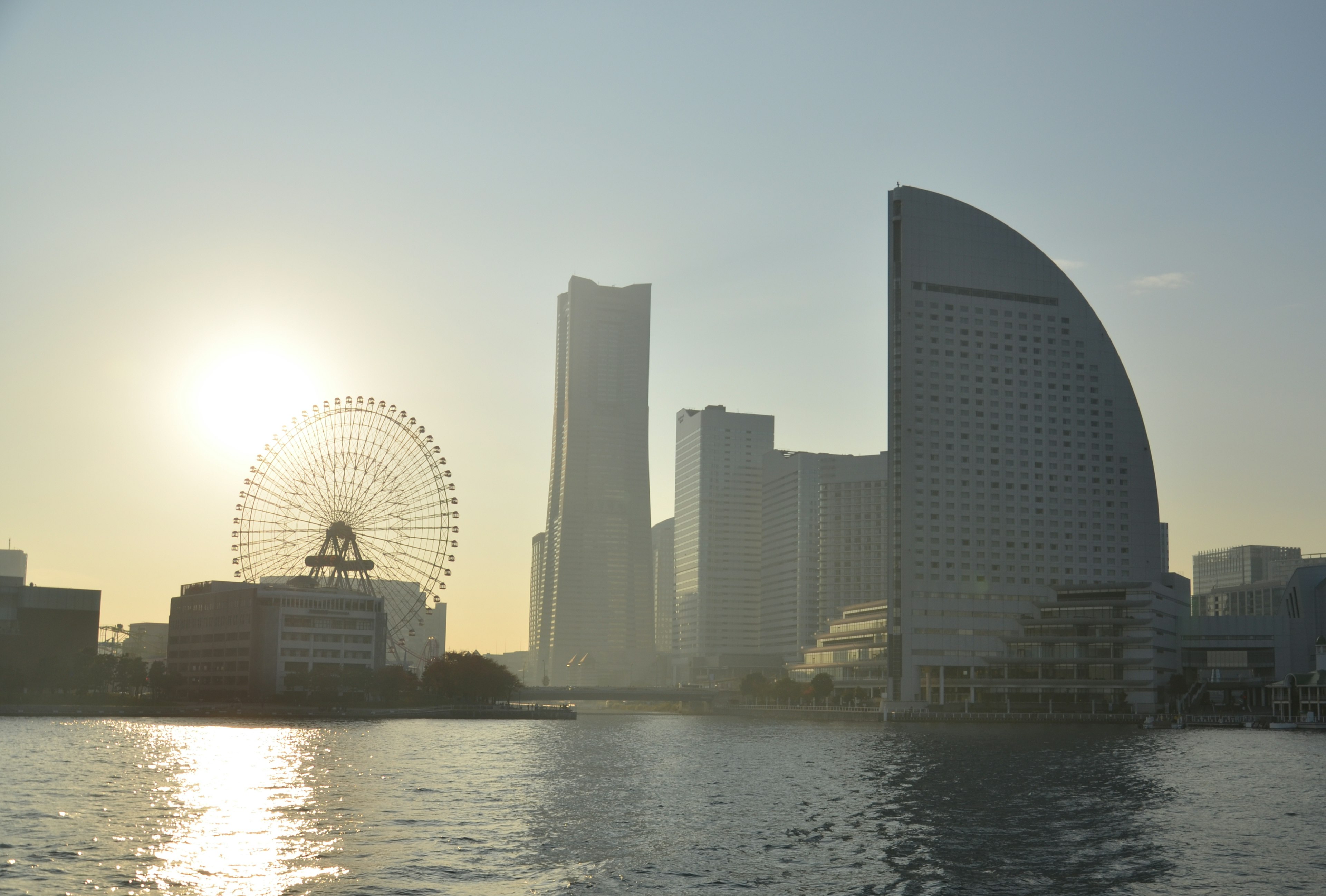 Garis langit Yokohama dengan matahari terbenam dan roda raksasa