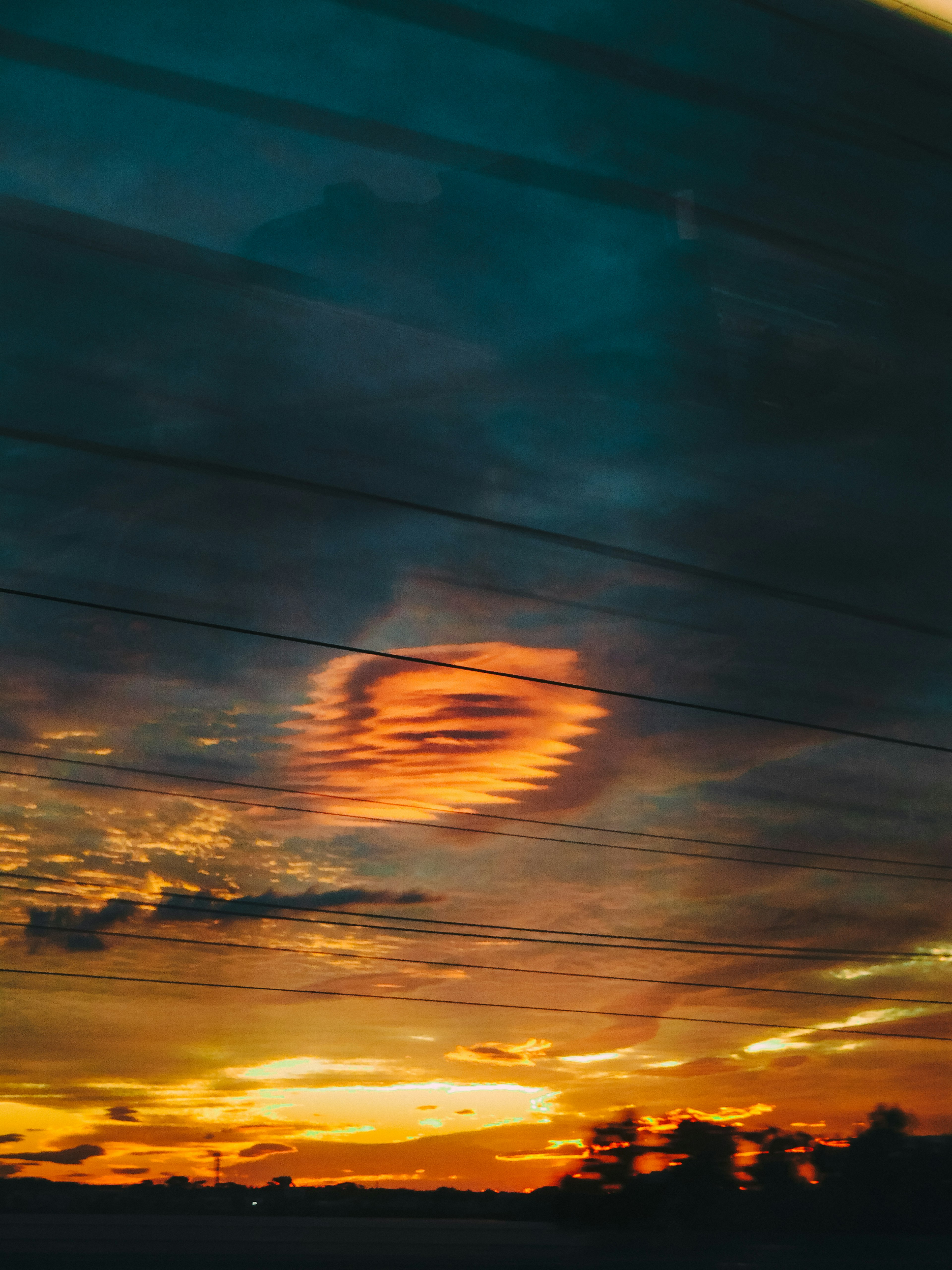 美しい夕焼け空に映る雲の模様とオレンジの光