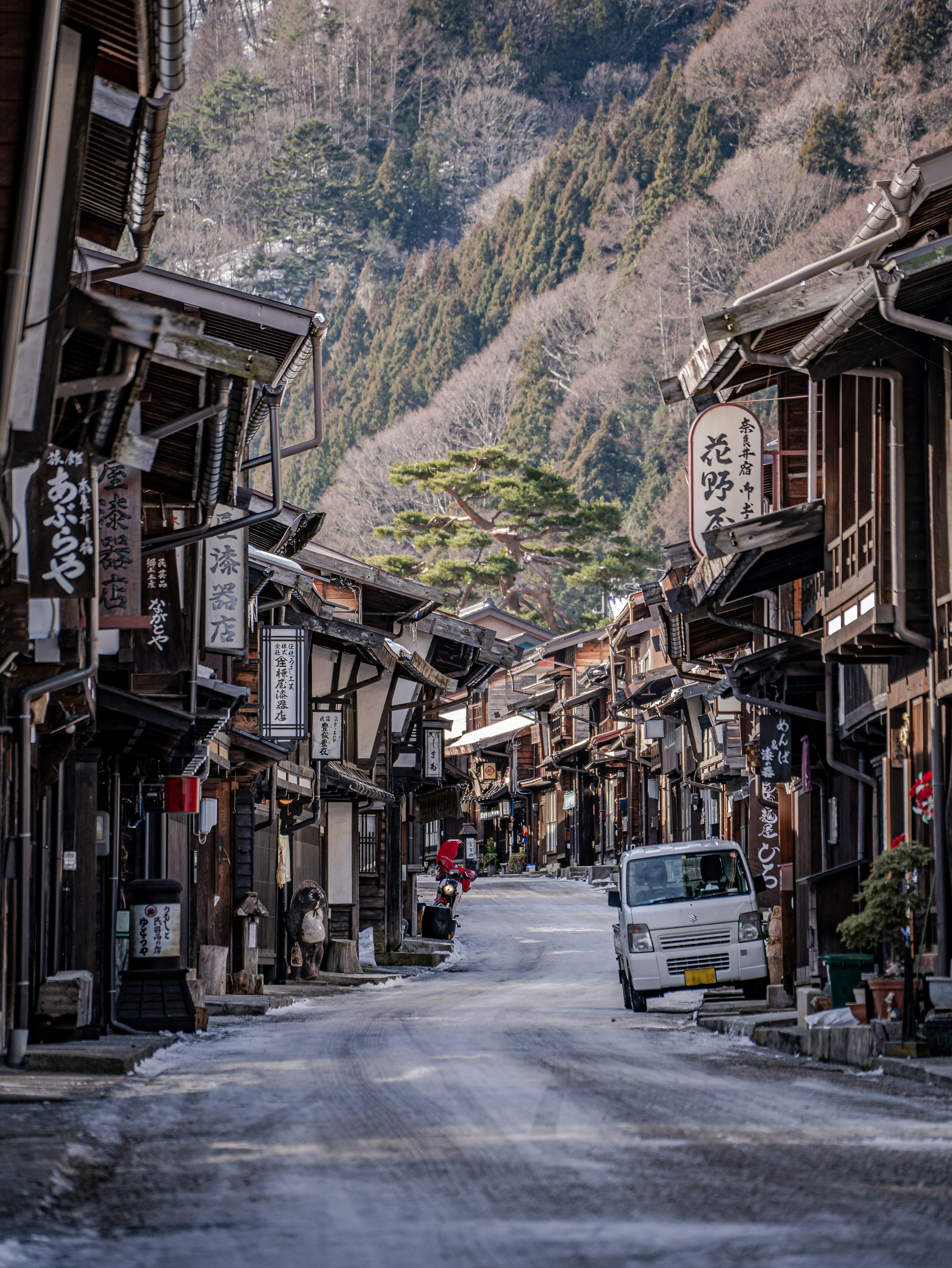 静かな山間の街並みと古い木造建物