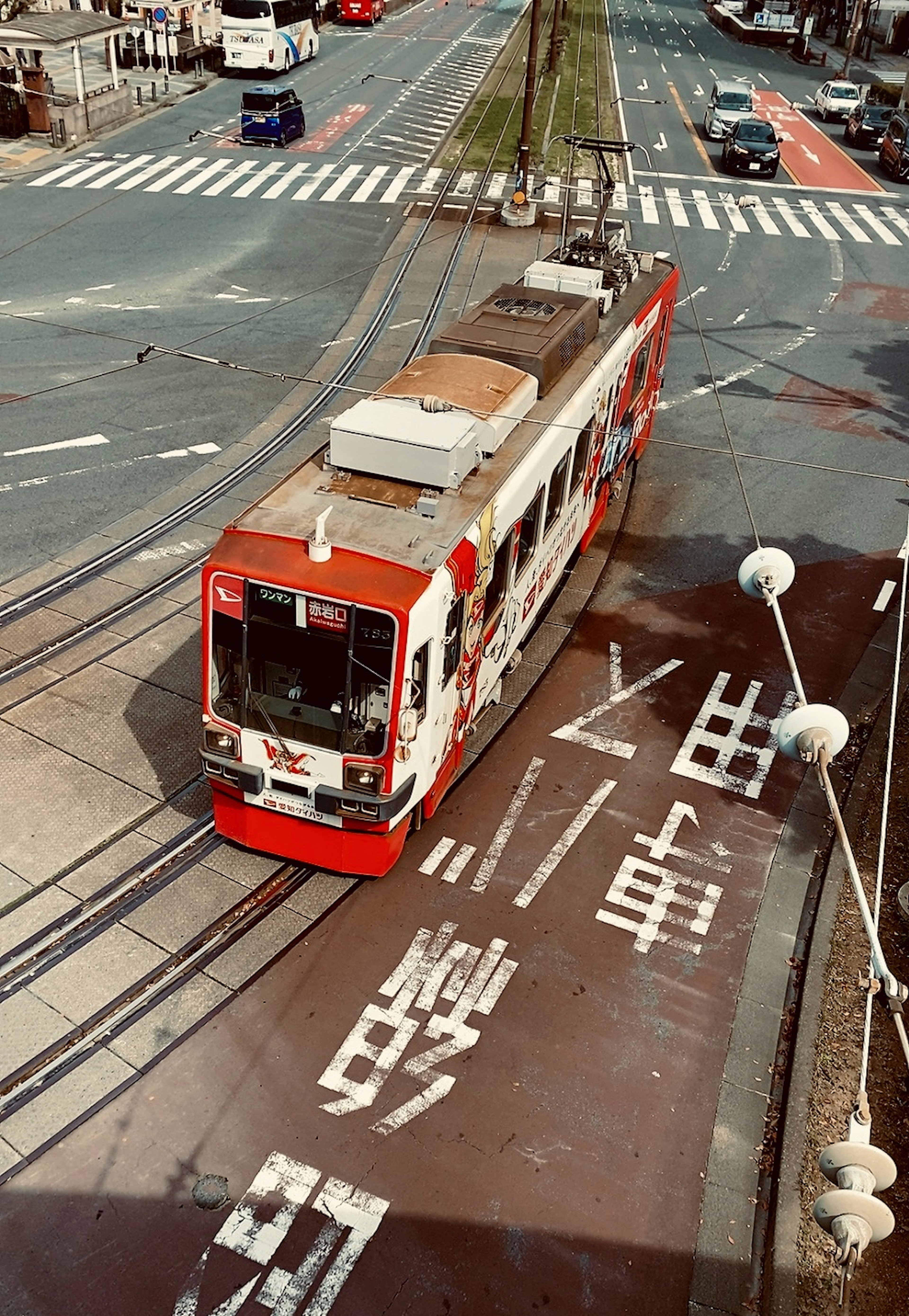 Roter Straßenbahn, der eine Kreuzung überquert