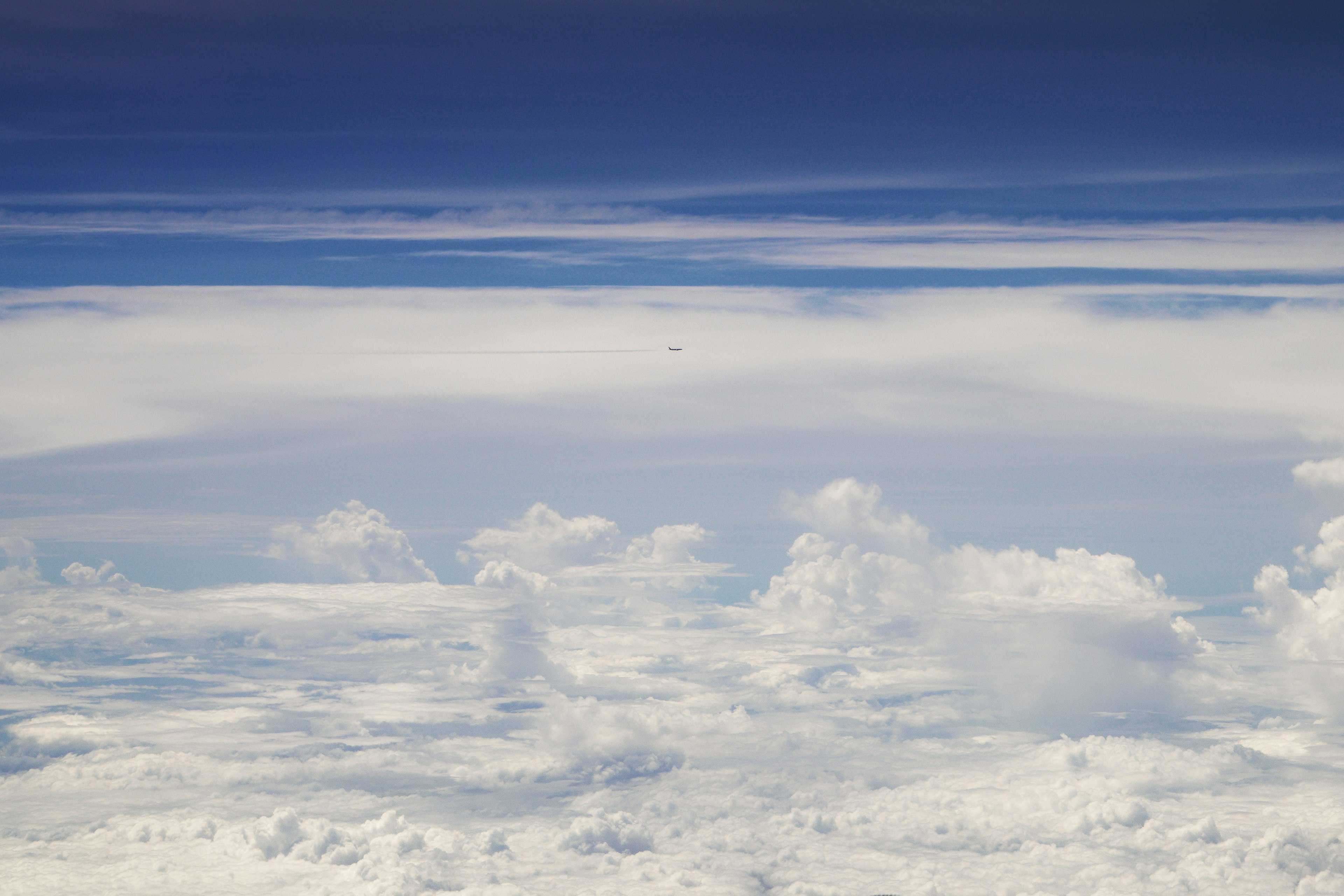 青空と雲の広がる風景