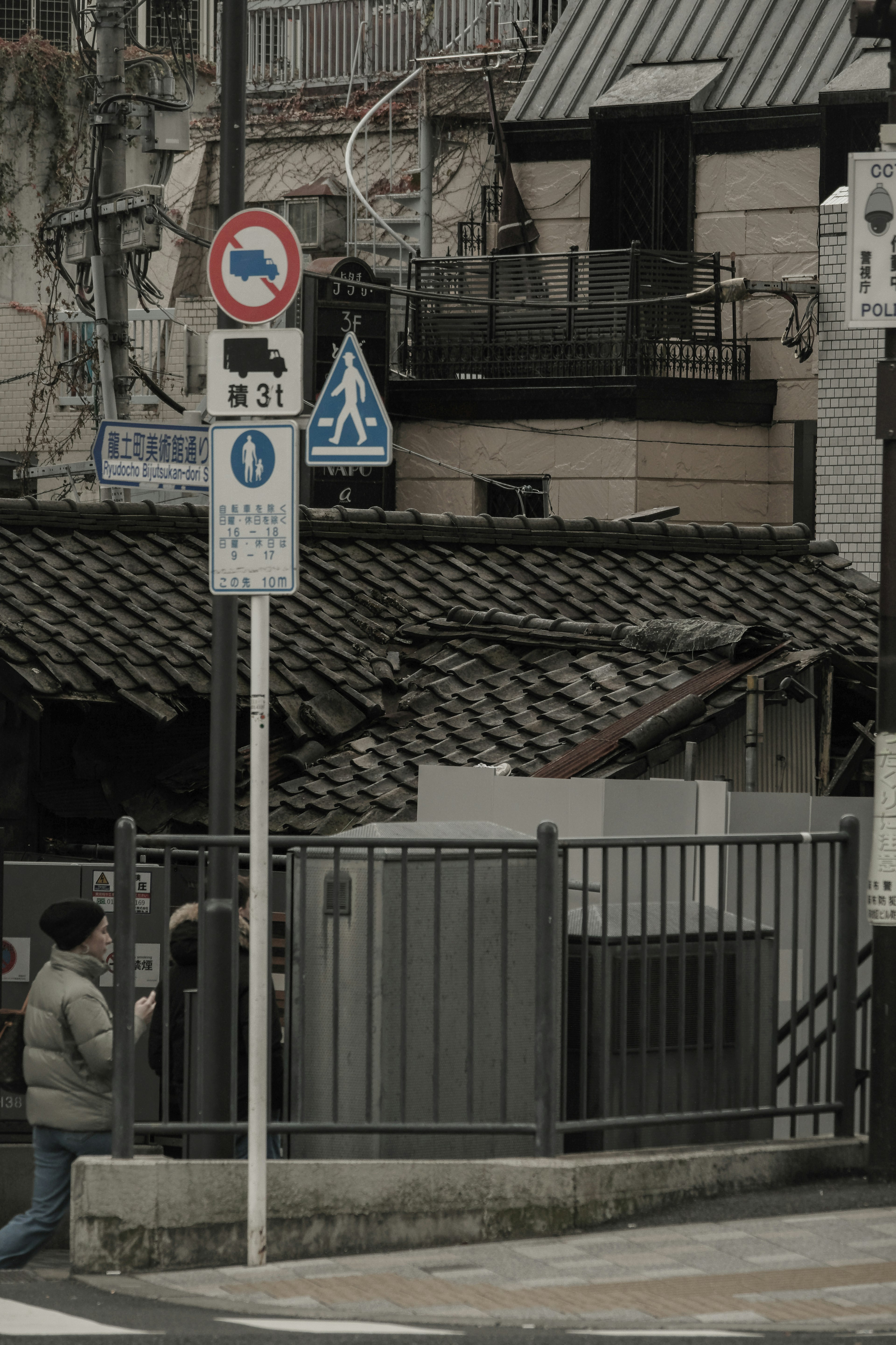 Scène urbaine avec un vieux bâtiment et des panneaux de signalisation