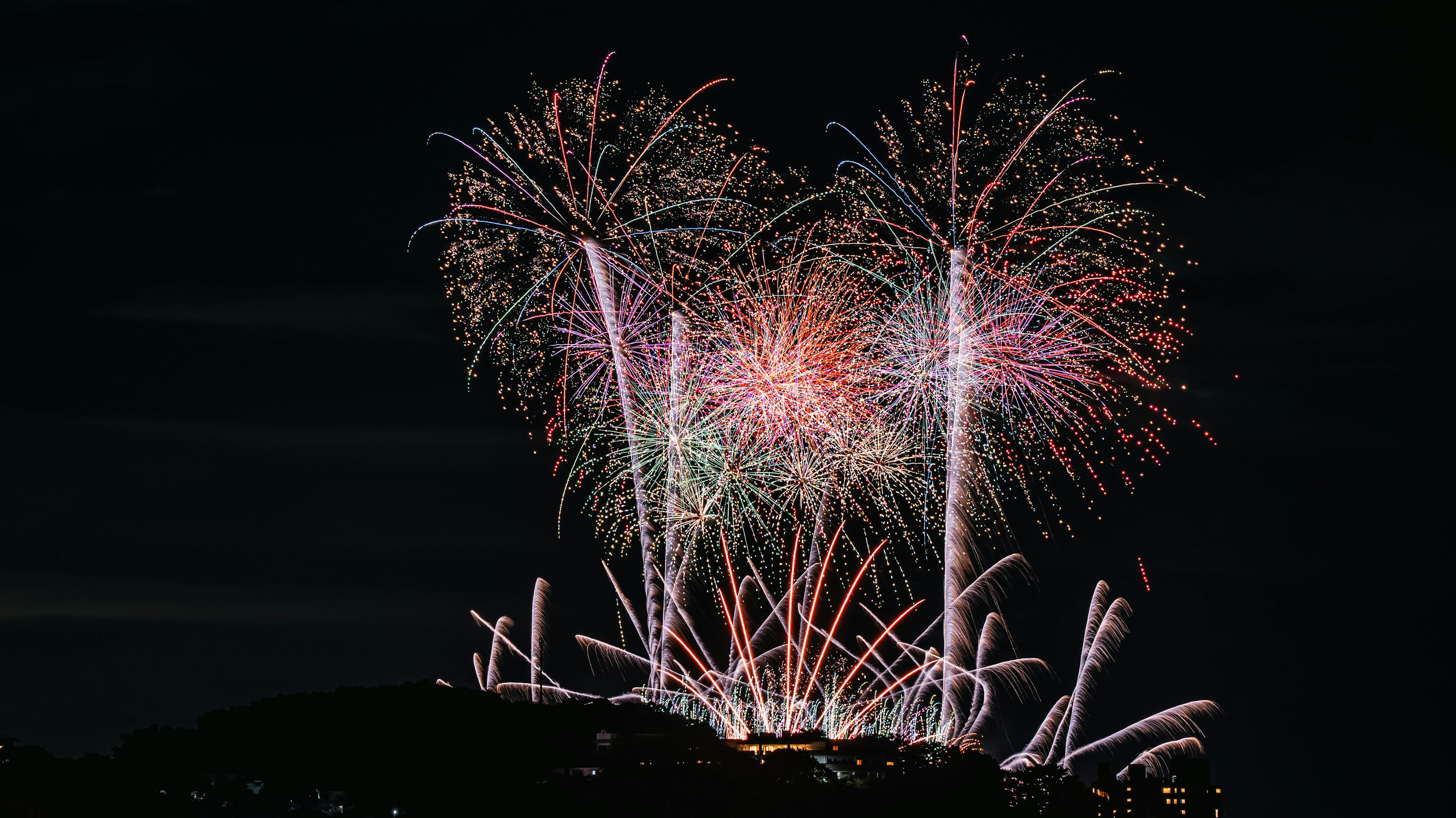 夜空に広がる花火の美しいショー色とりどりの火花が弾ける