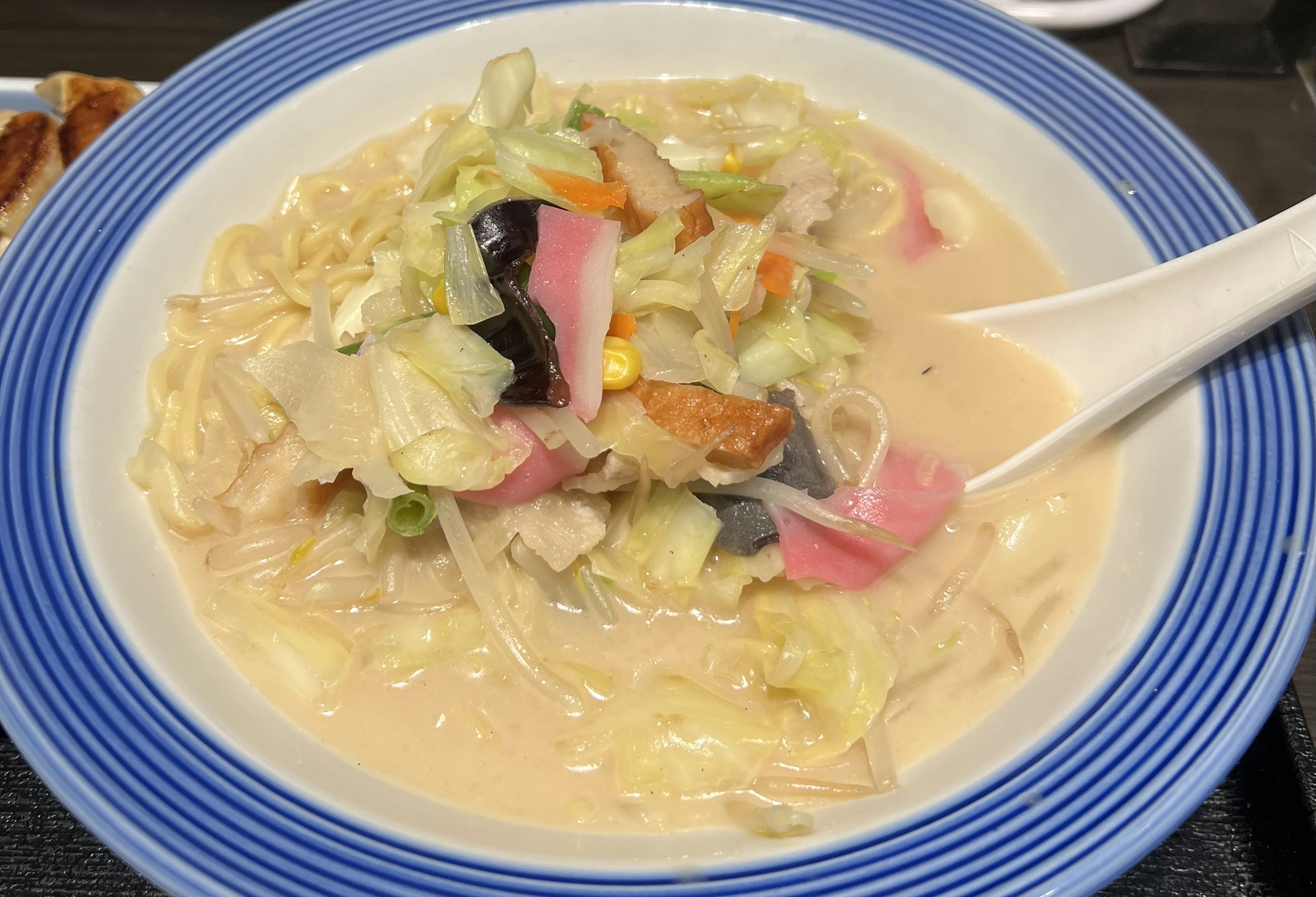 Cremige Suppe Ramen mit Kohl und verschiedenen Gemüsesorten