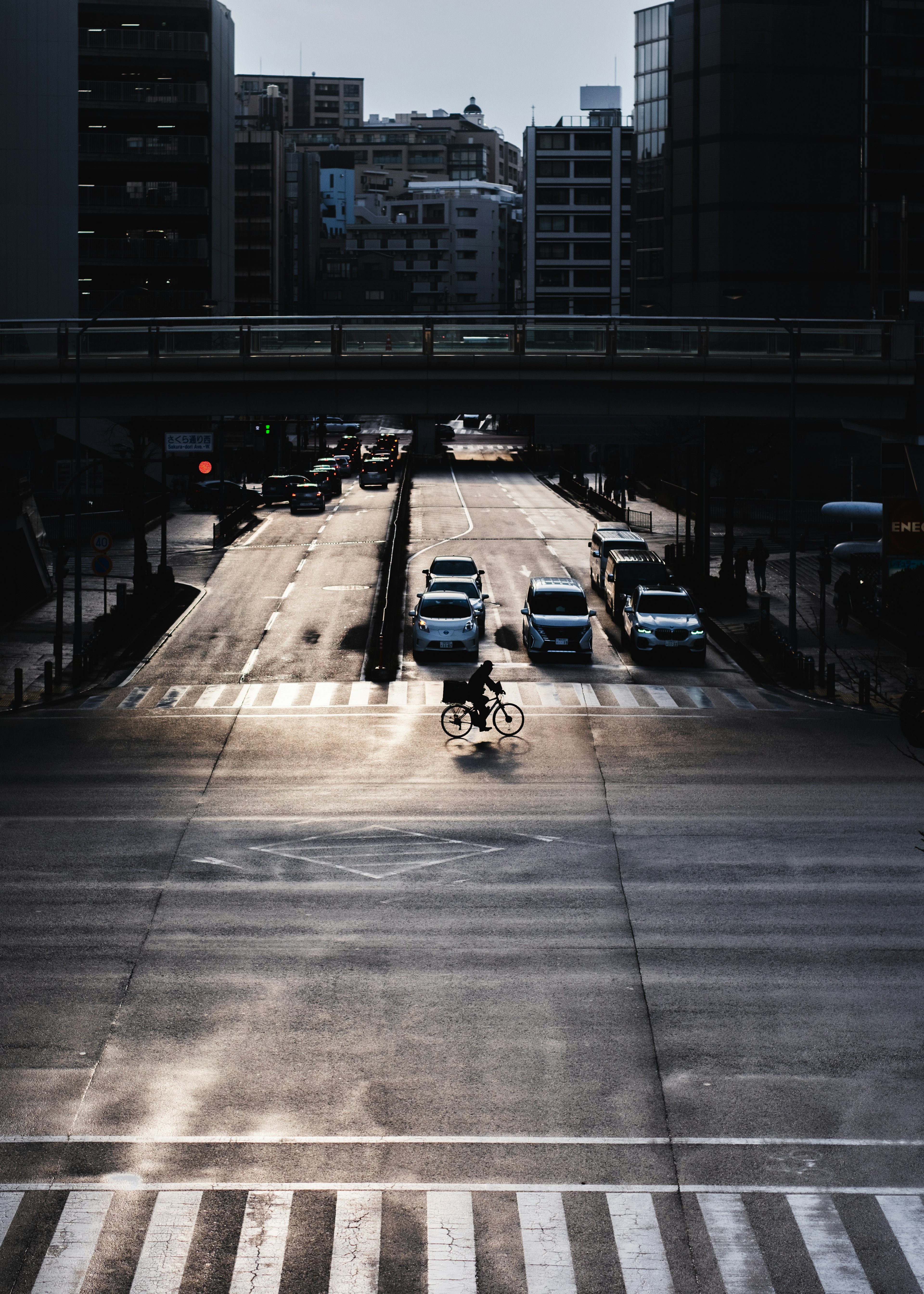 Intersección tranquila de la ciudad con coches y una bicicleta