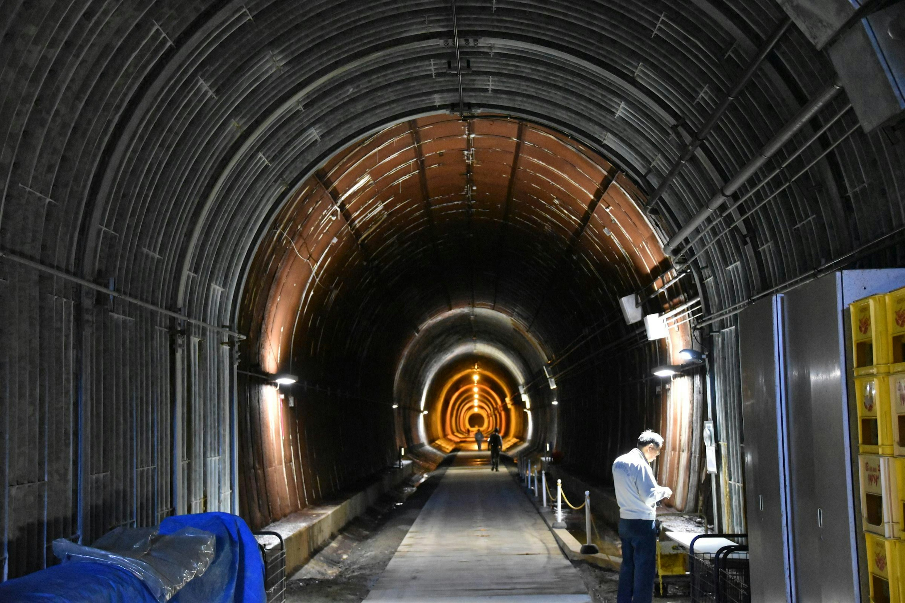 Intérieur d'un tunnel avec des structures en arc éclairées