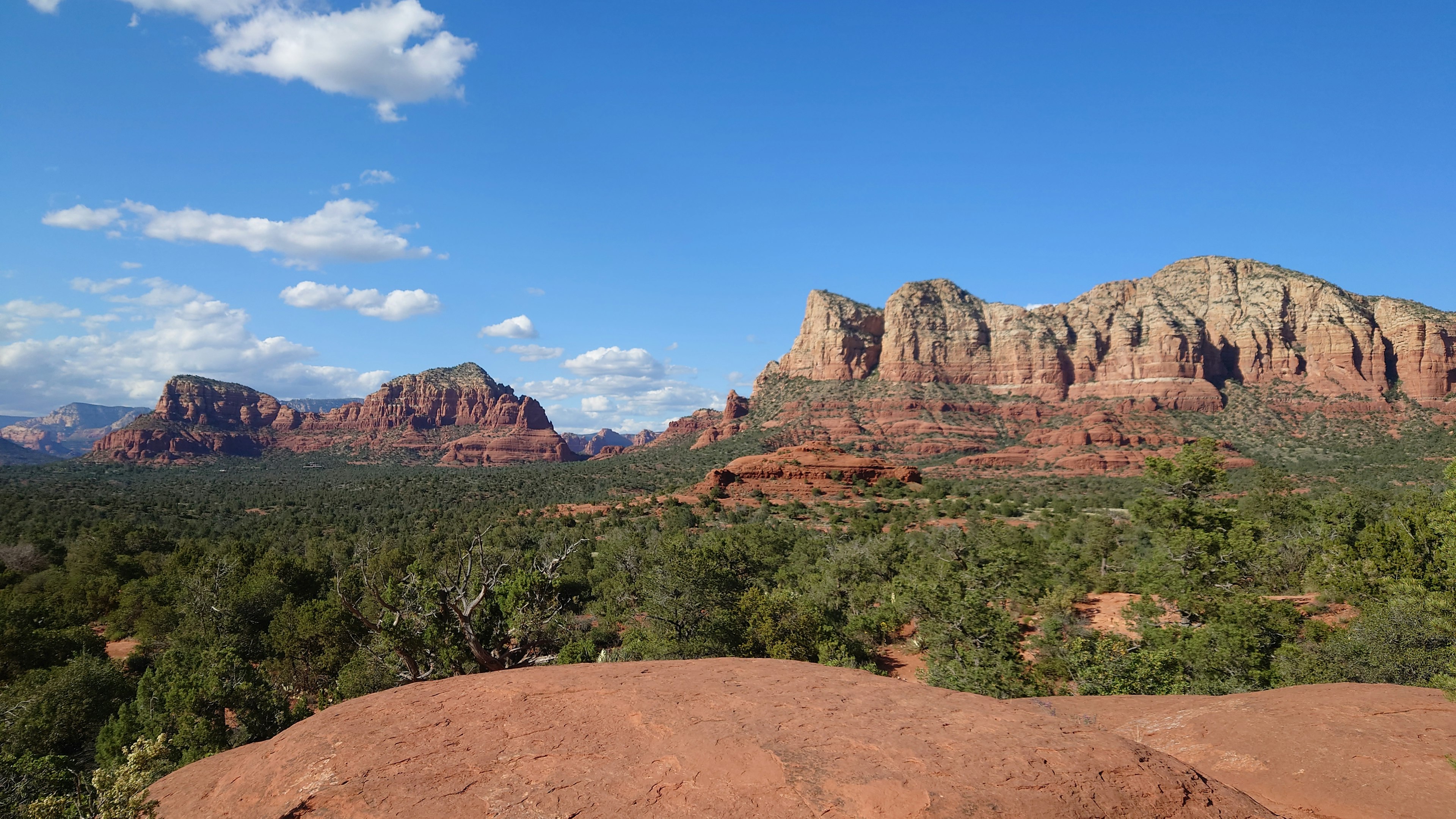 Paesaggio di Sedona con formazioni rocciose rosse e cielo blu