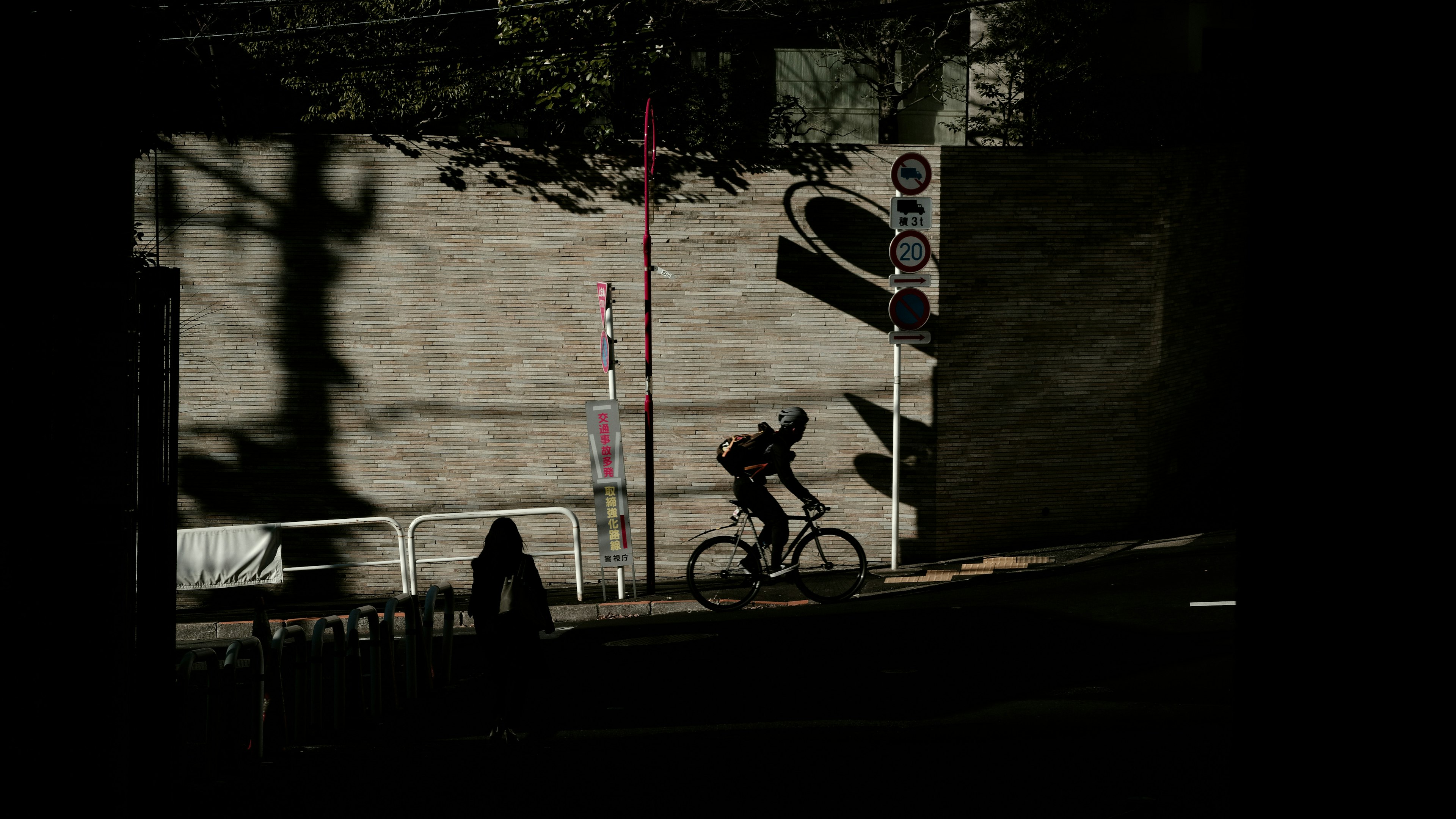 Silhouette di un ciclista su sfondo urbano